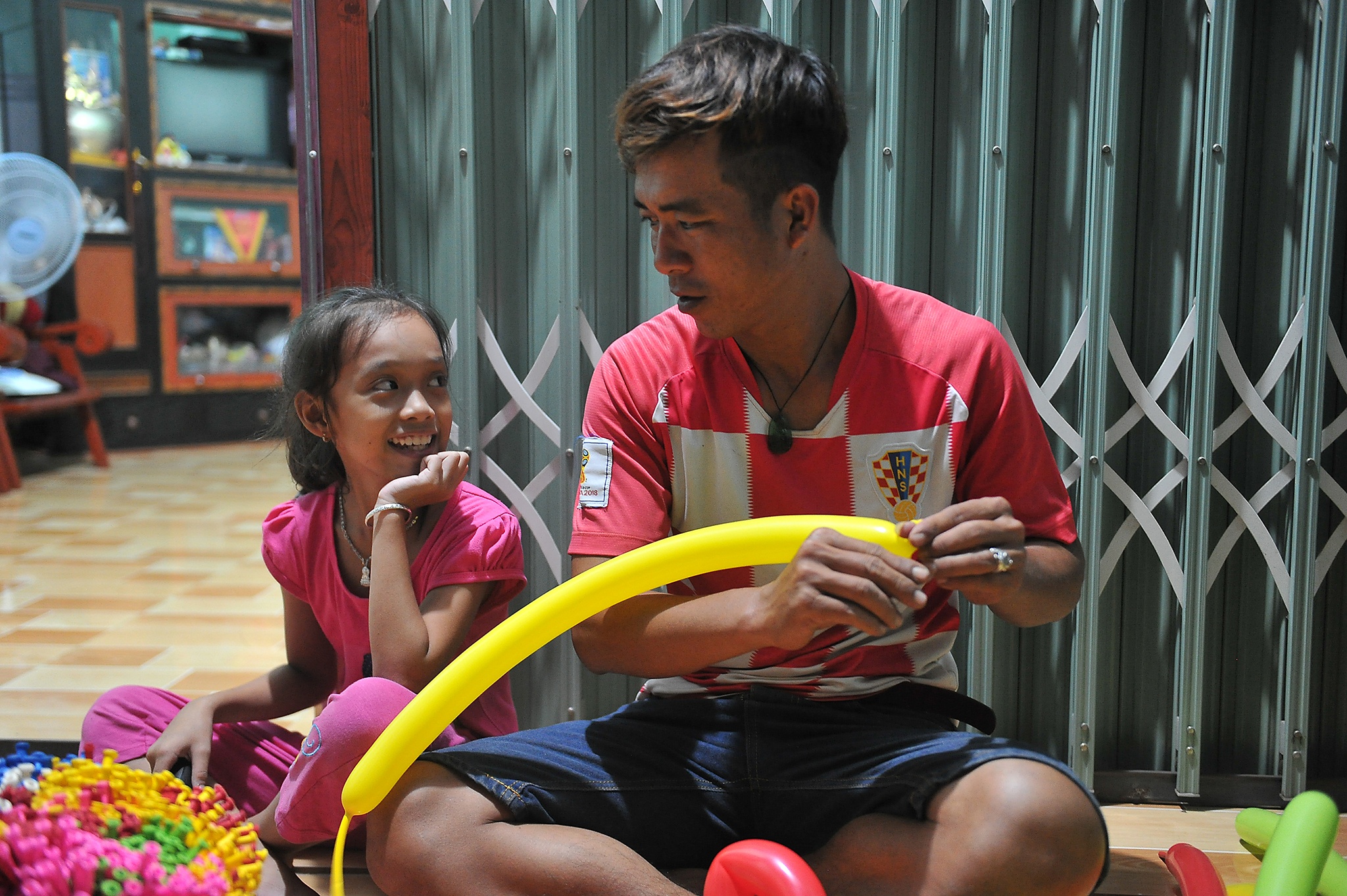 Chú hề thổi bóng bằng mũi ở miền Tây, chú hề miền Tây gà trống nuôi con ảnh 32 Chu he thoi bong bang mui o mien Tay, chu he mien Tay ga trong nuoi con anh 32