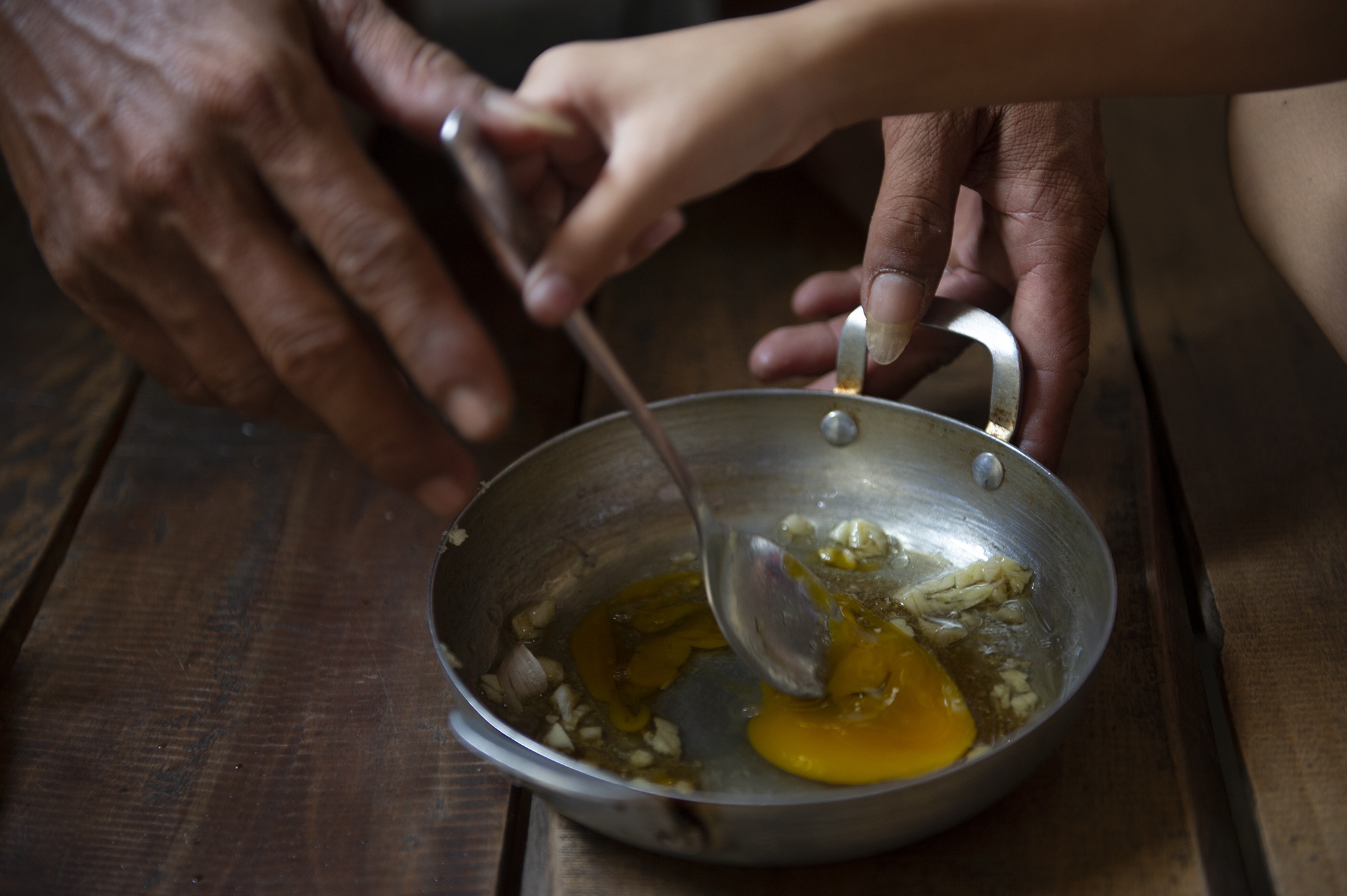 Chú hề thổi bóng bằng mũi ở miền Tây, chú hề miền Tây gà trống nuôi con ảnh 27 Chu he thoi bong bang mui o mien Tay, chu he mien Tay ga trong nuoi con anh 27