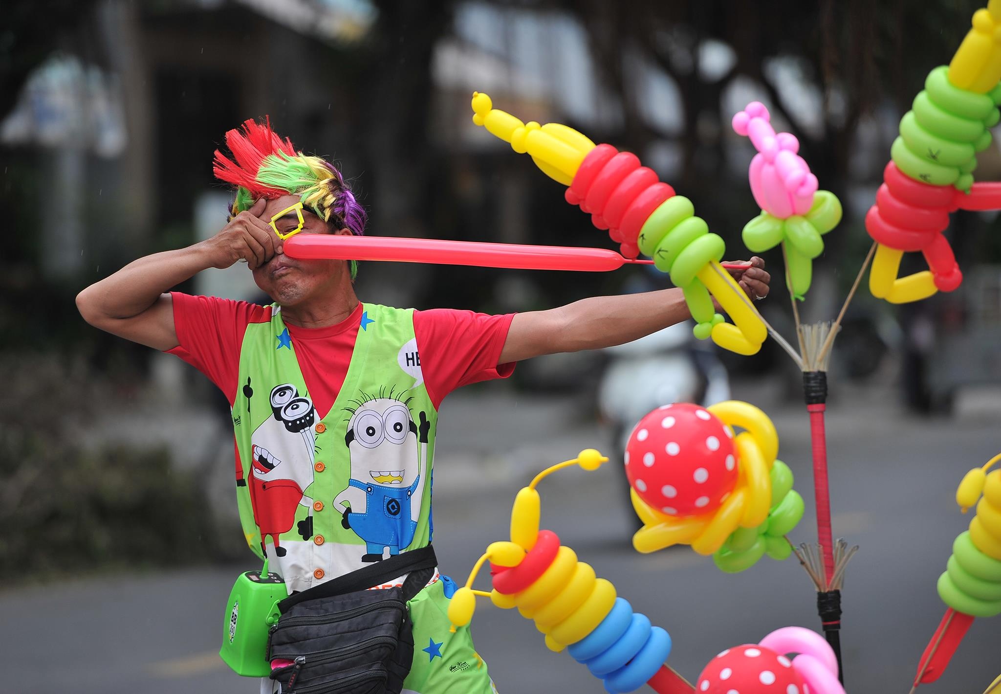 Doi nuoc mat cua chu he ga trong nuoi con hinh anh