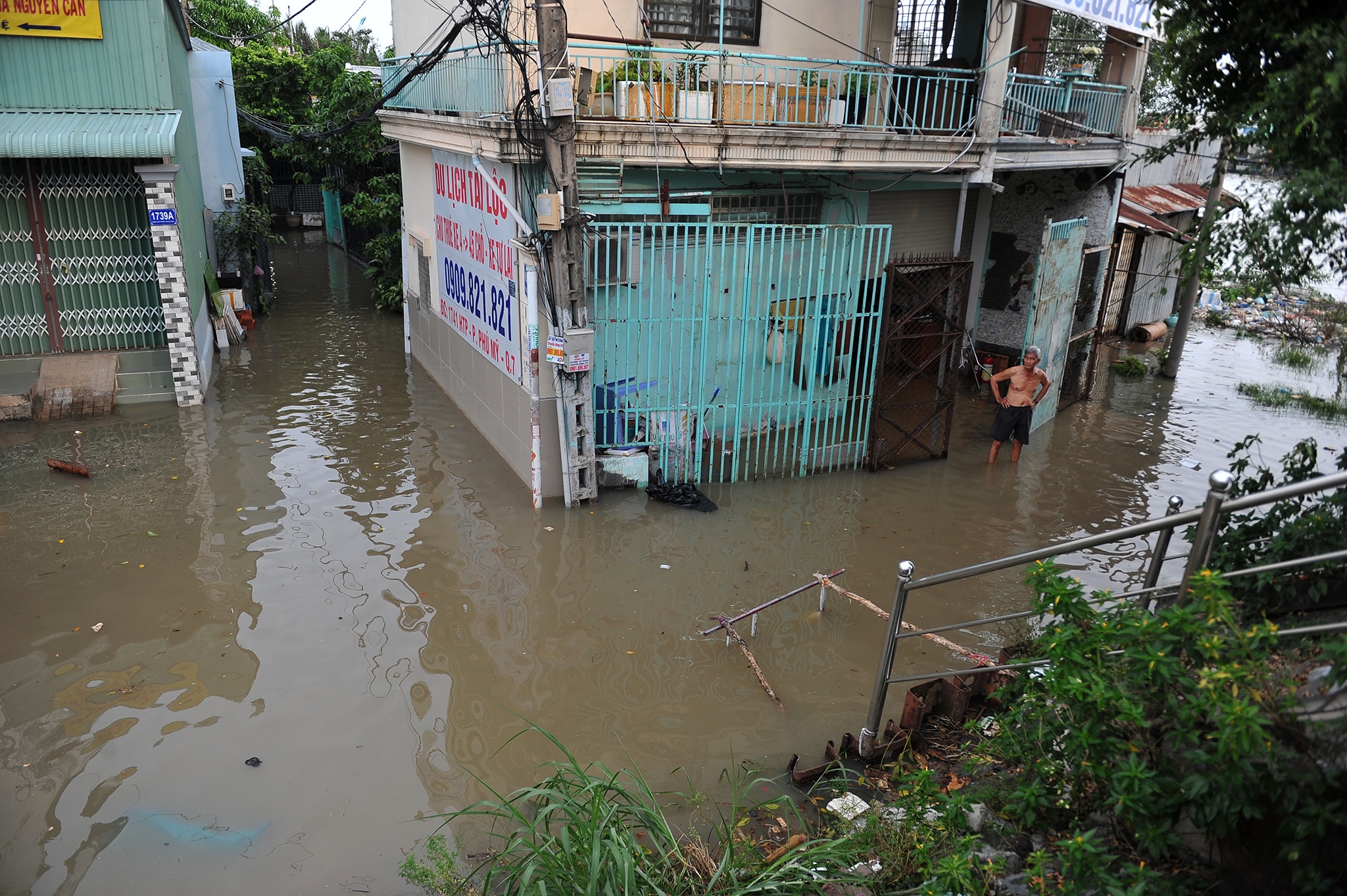 Nguoi Sai Gon bi bom ve nha giua nuoc ngap anh 19