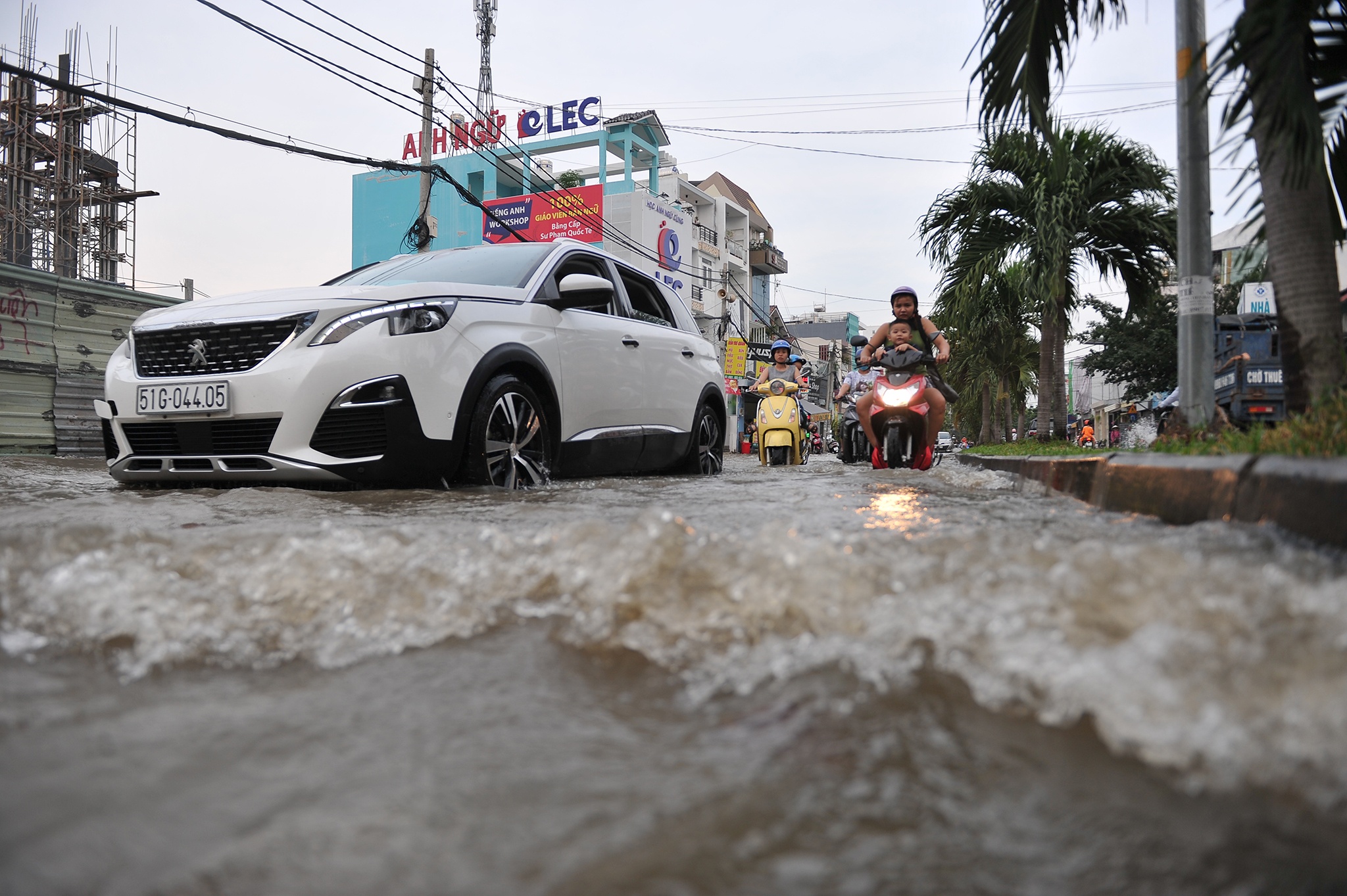 Nguoi Sai Gon bi bom ve nha giua nuoc ngap anh 12