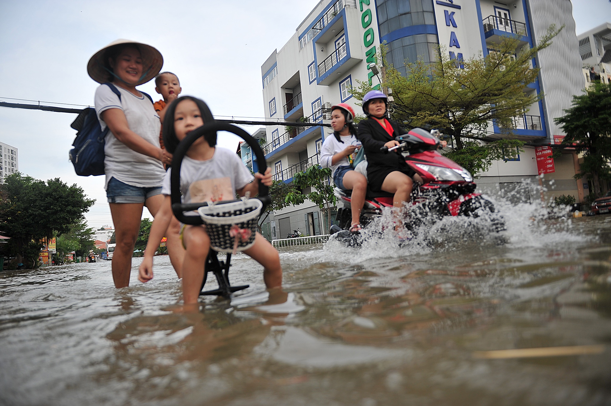 Nguoi Sai Gon bi bom ve nha giua nuoc ngap anh 13