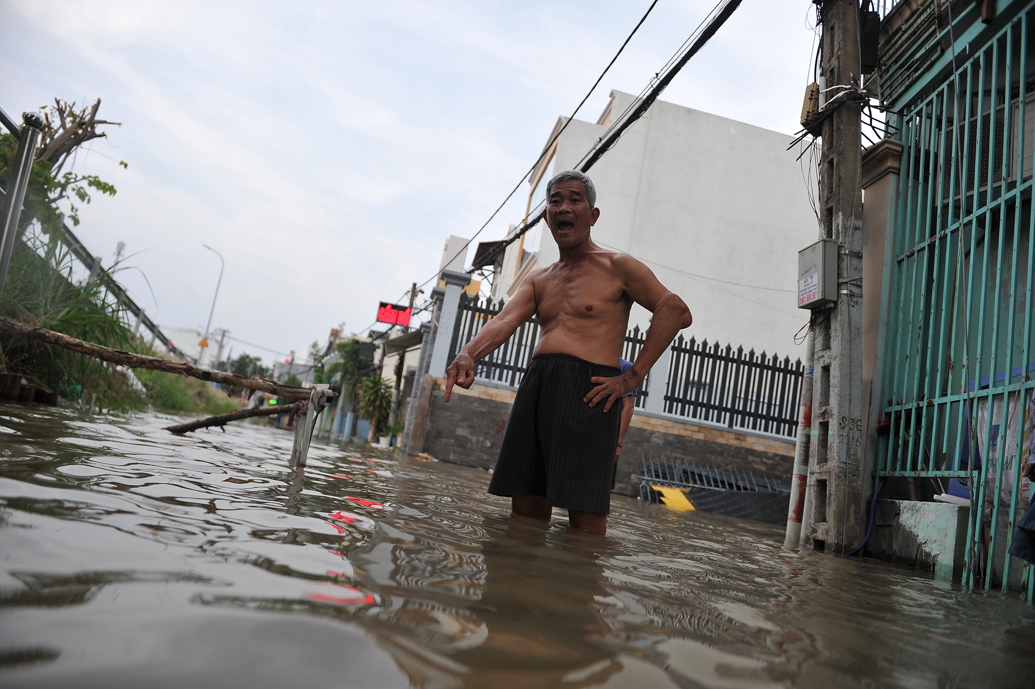 Nguoi Sai Gon bi bom ve nha giua nuoc ngap anh 14