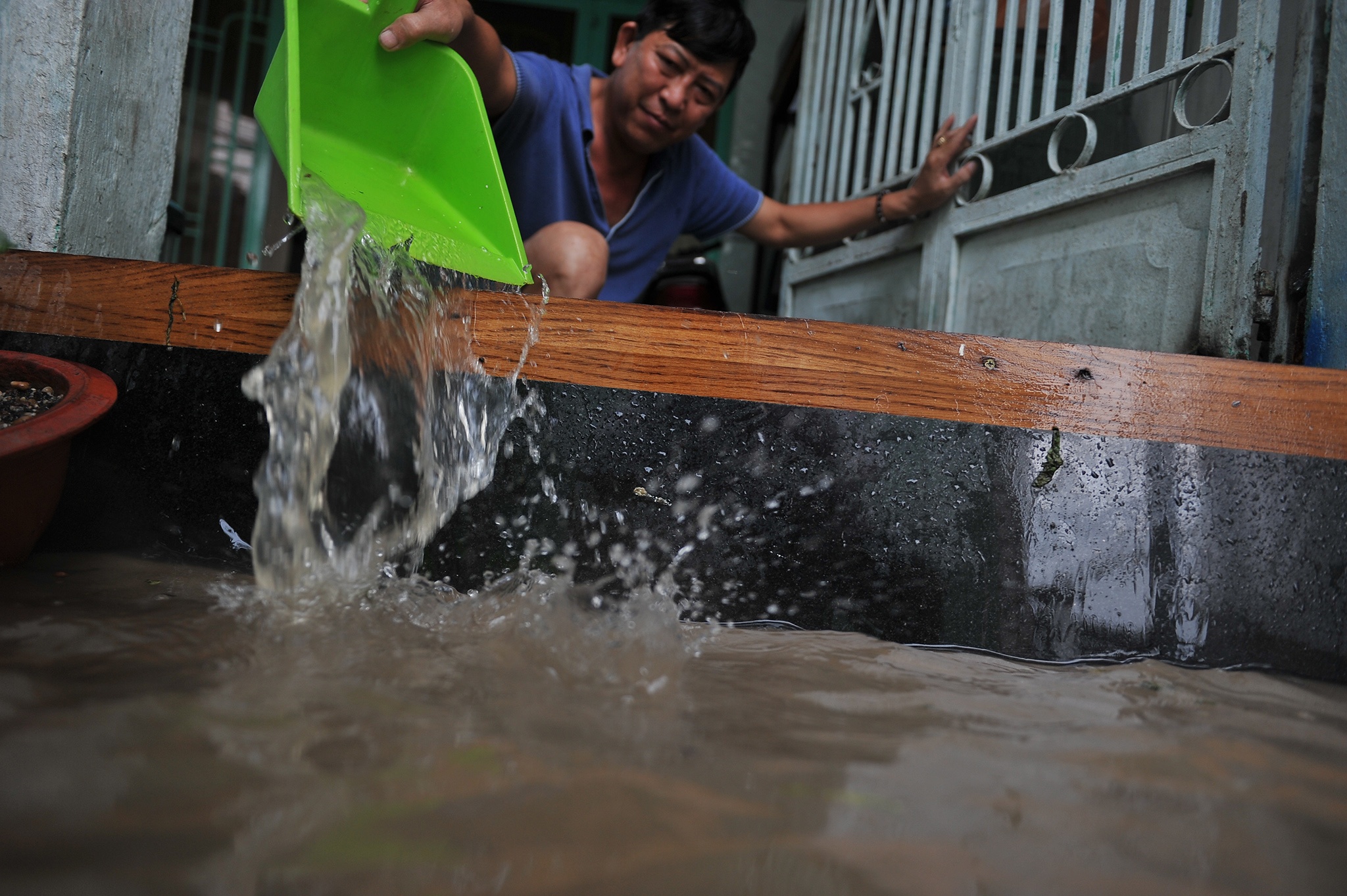 Nguoi Sai Gon bi bom ve nha giua nuoc ngap anh 15