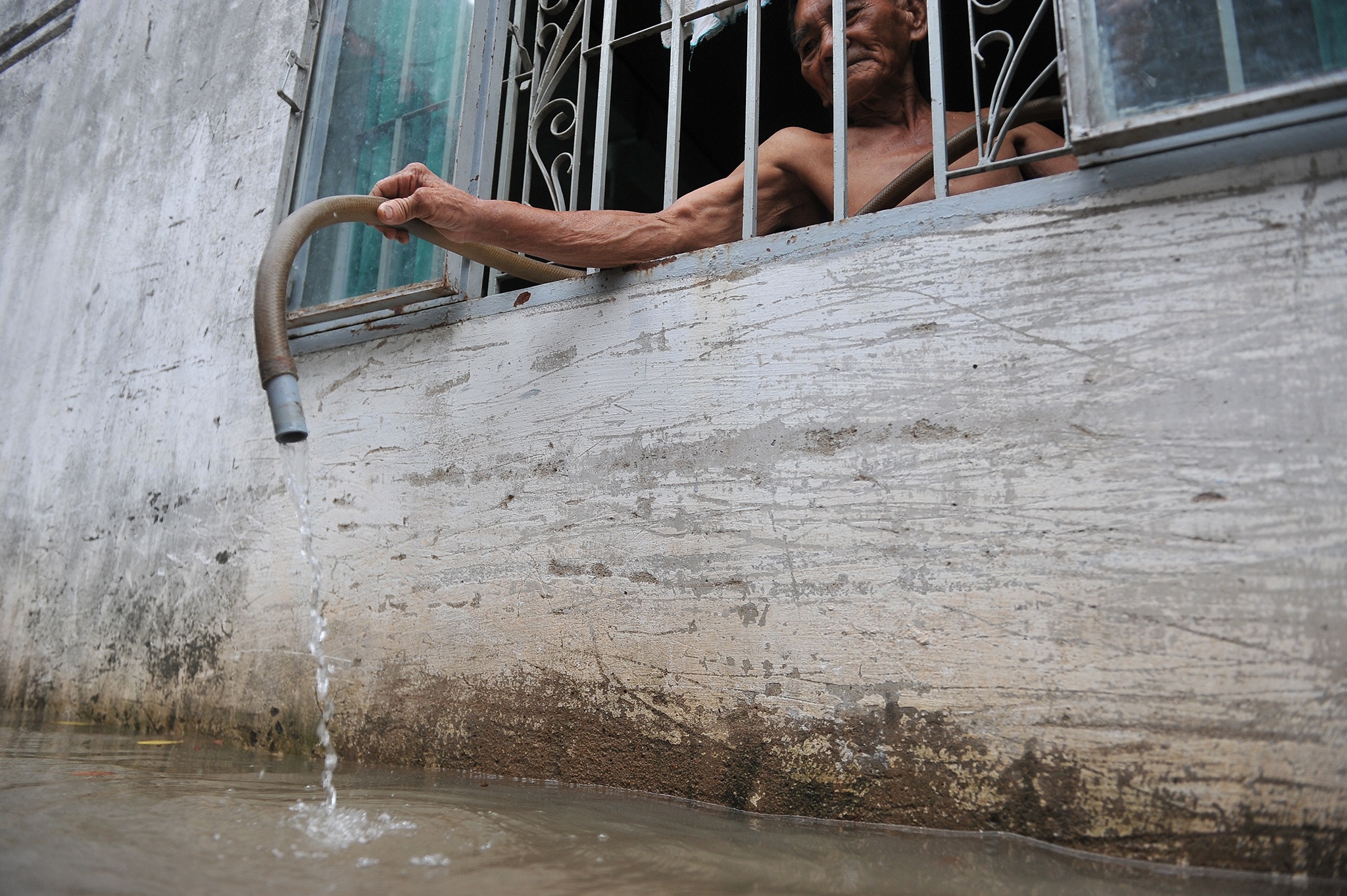 Nguoi Sai Gon bi bom ve nha giua nuoc ngap anh 16