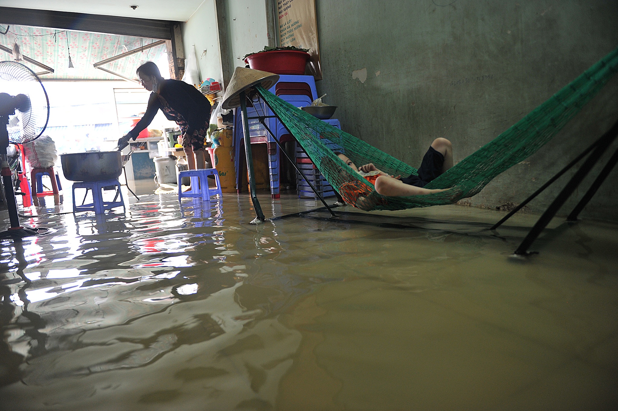 Nguoi Sai Gon bi bom ve nha giua nuoc ngap anh 17