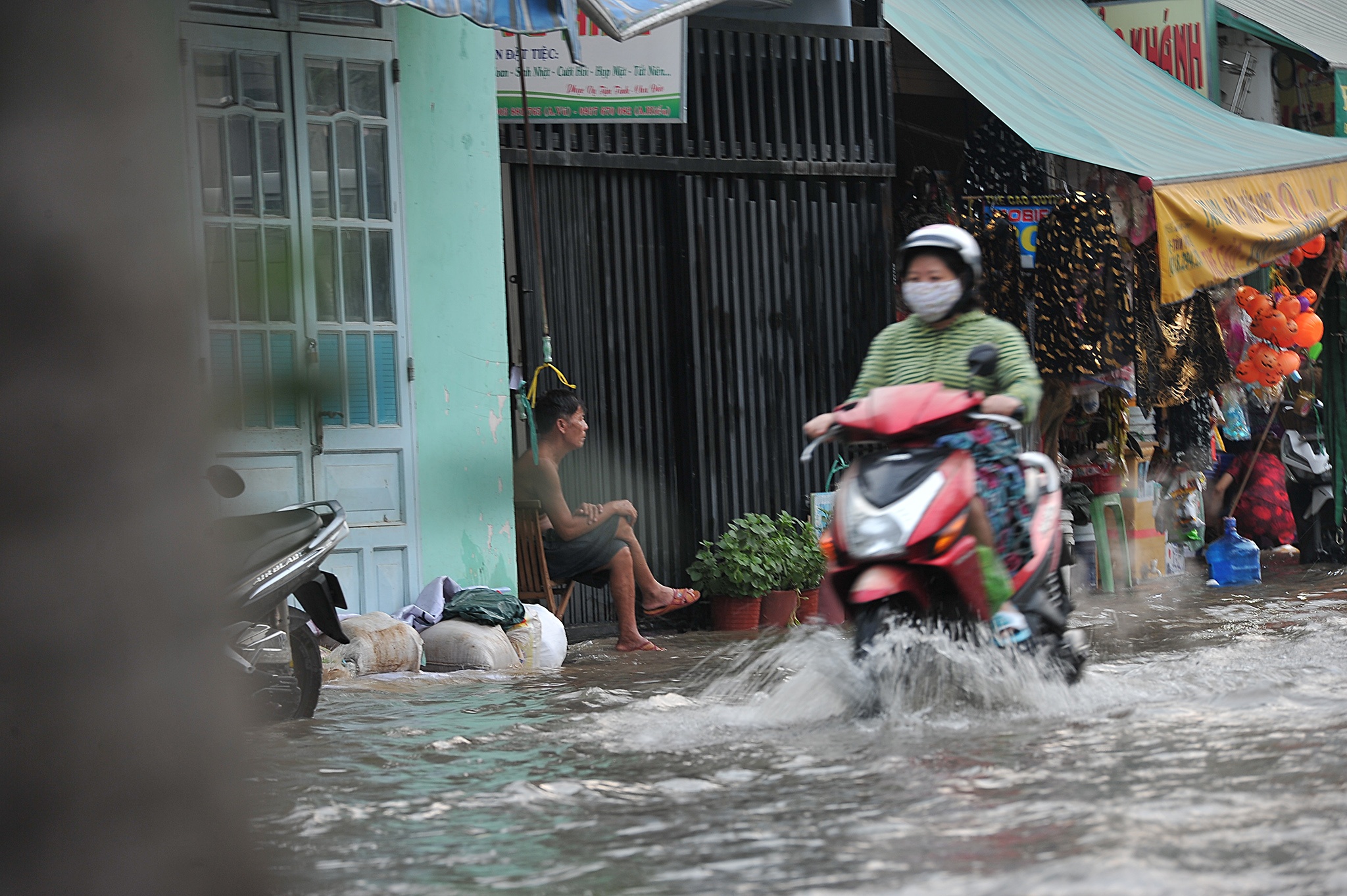 Nguoi Sai Gon bi bom ve nha giua nuoc ngap anh 18