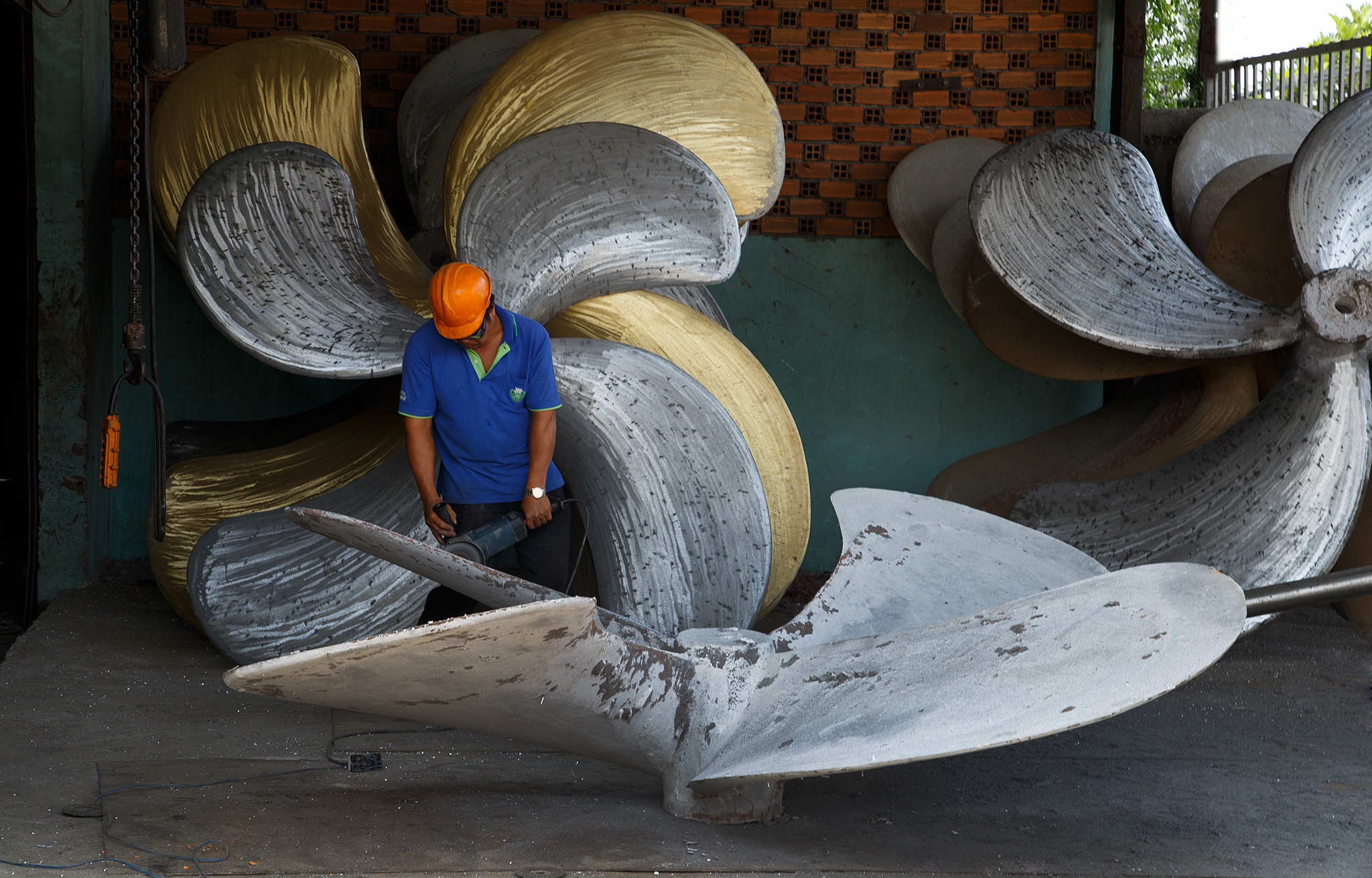 Ben trong xuong gia cong chan vit khong lo o mien Tay hinh anh