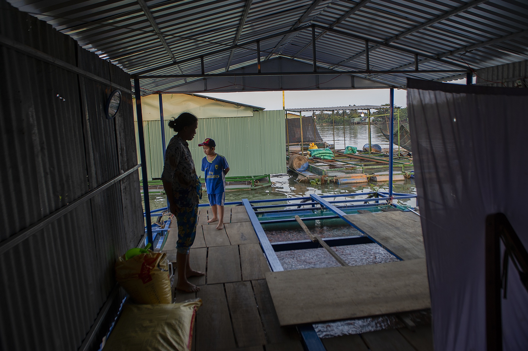 Nguoi nuoi ca long be con Thoi Son lo lang vi man xam nhap anh 5