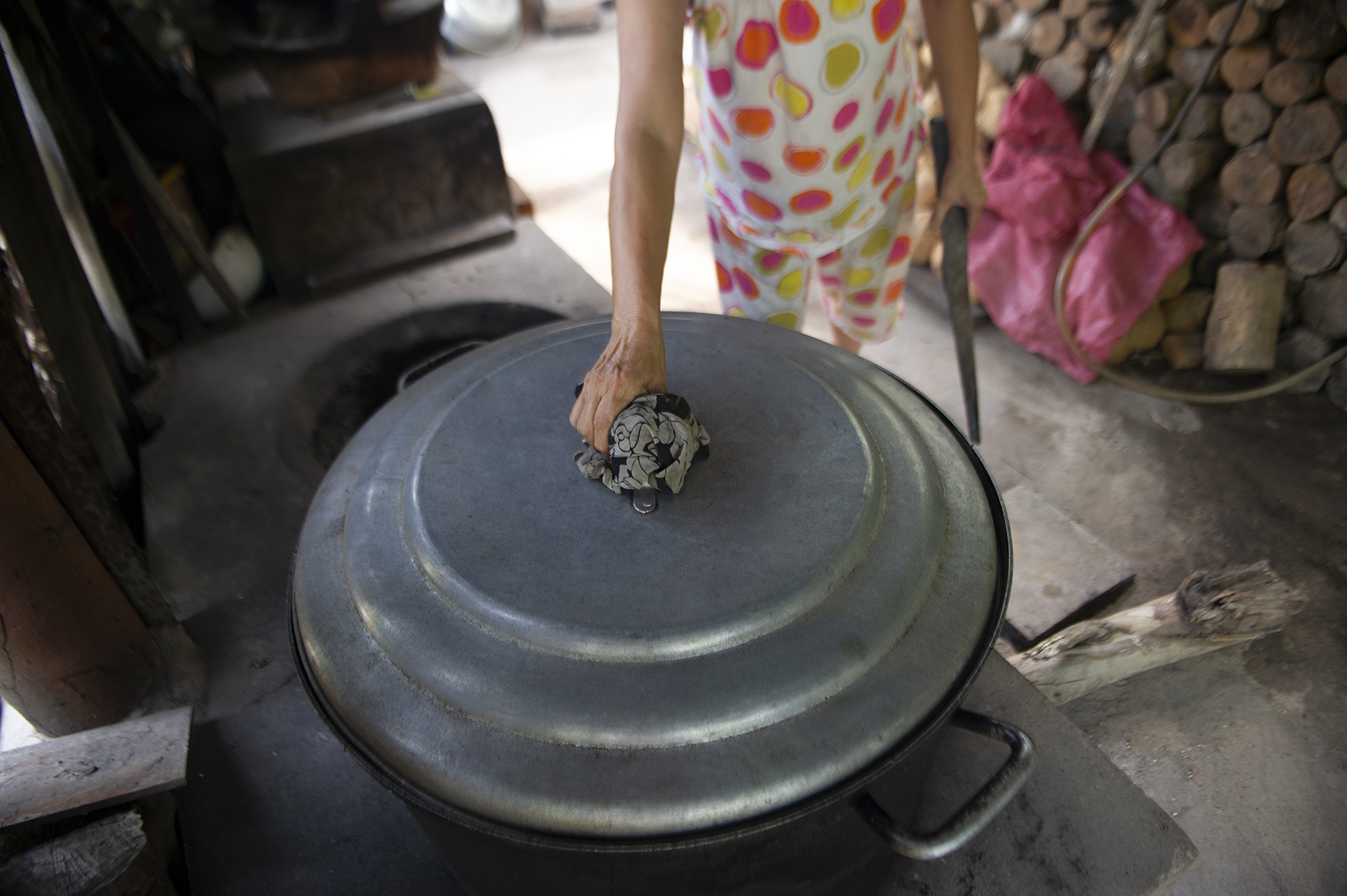 Mot gia dinh mien Tay goi banh tet khong nghi Tet anh 5