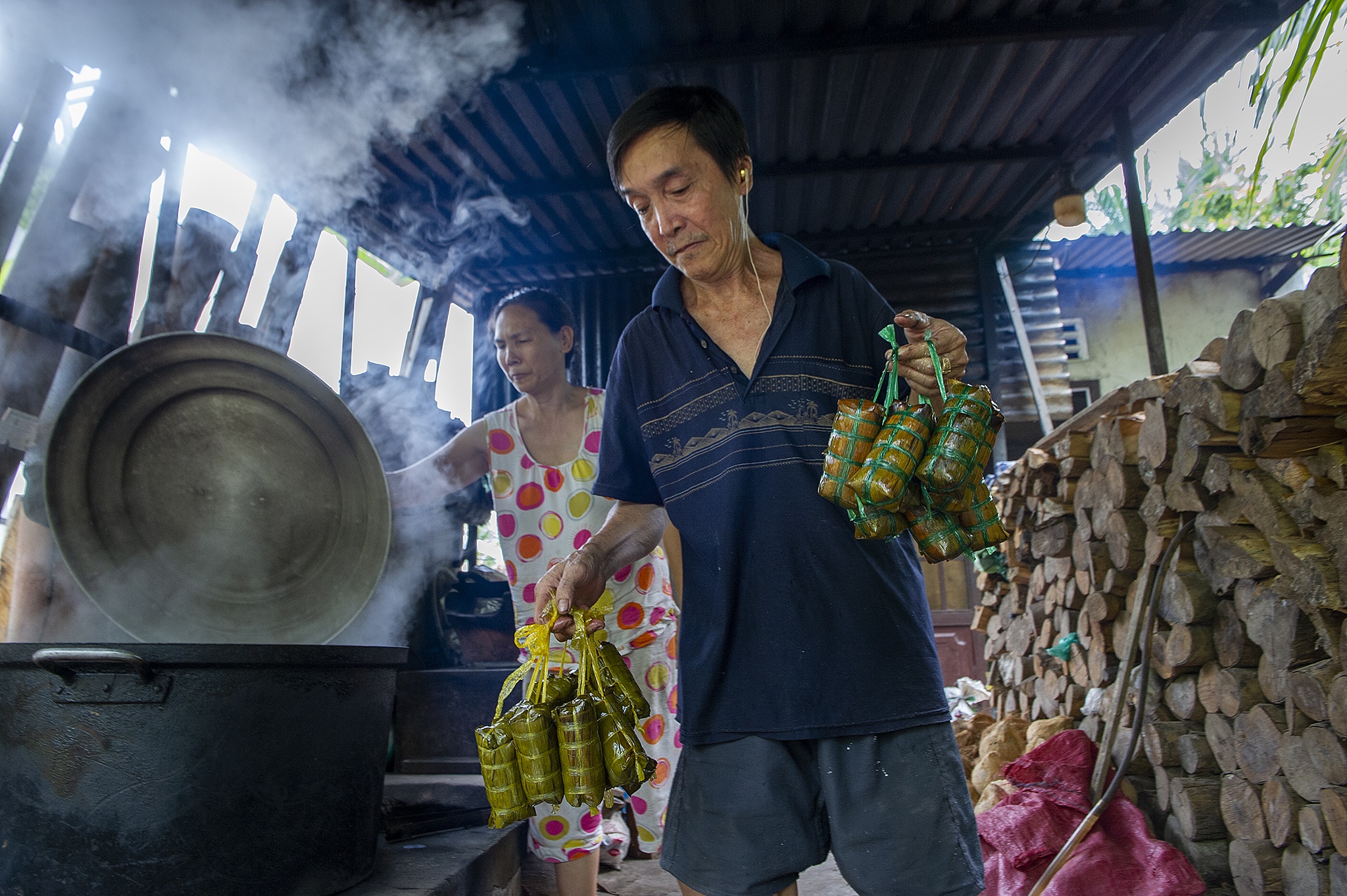 Gia dinh mien Tay gan 20 nam goi banh tet nhan chuoi hinh anh