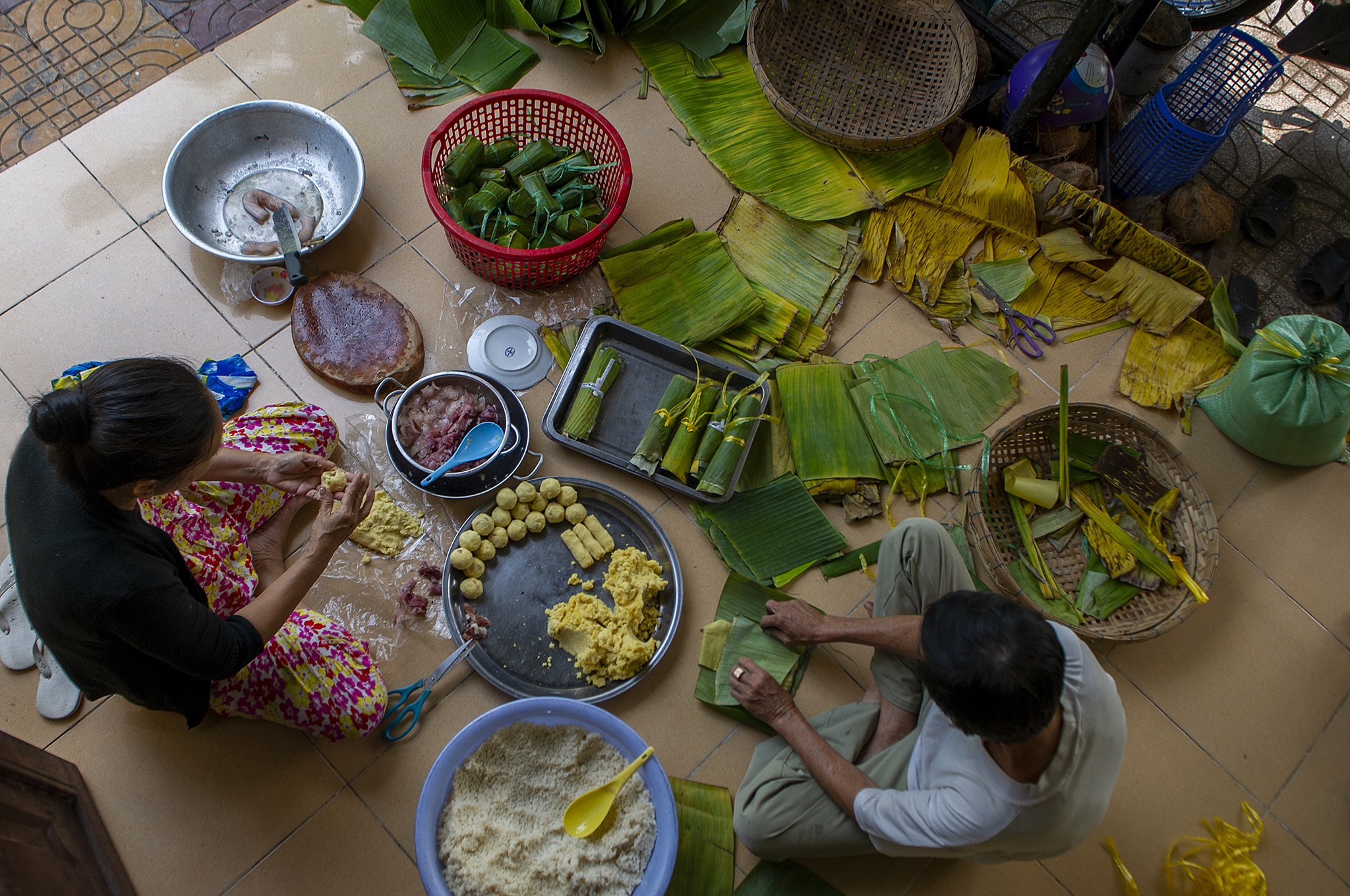 Mot gia dinh mien Tay goi banh tet khong nghi Tet anh 2