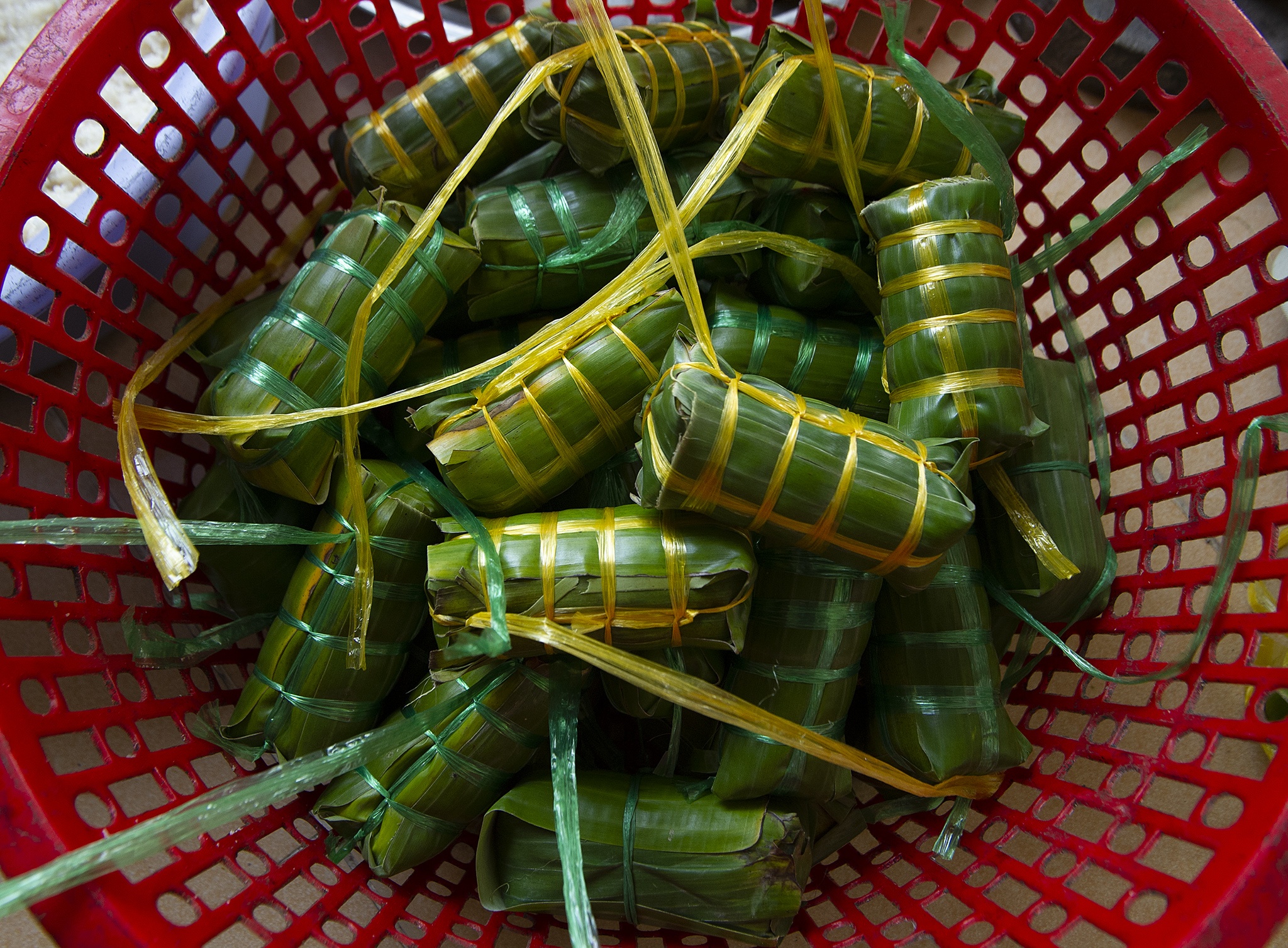 Mot gia dinh mien Tay goi banh tet khong nghi Tet anh 4