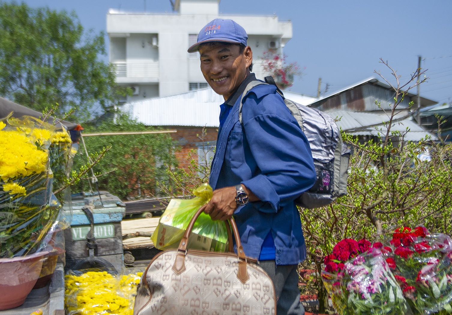 Nong dan mien Tay lenh denh tram km mang hoa ra cho Tet hinh anh