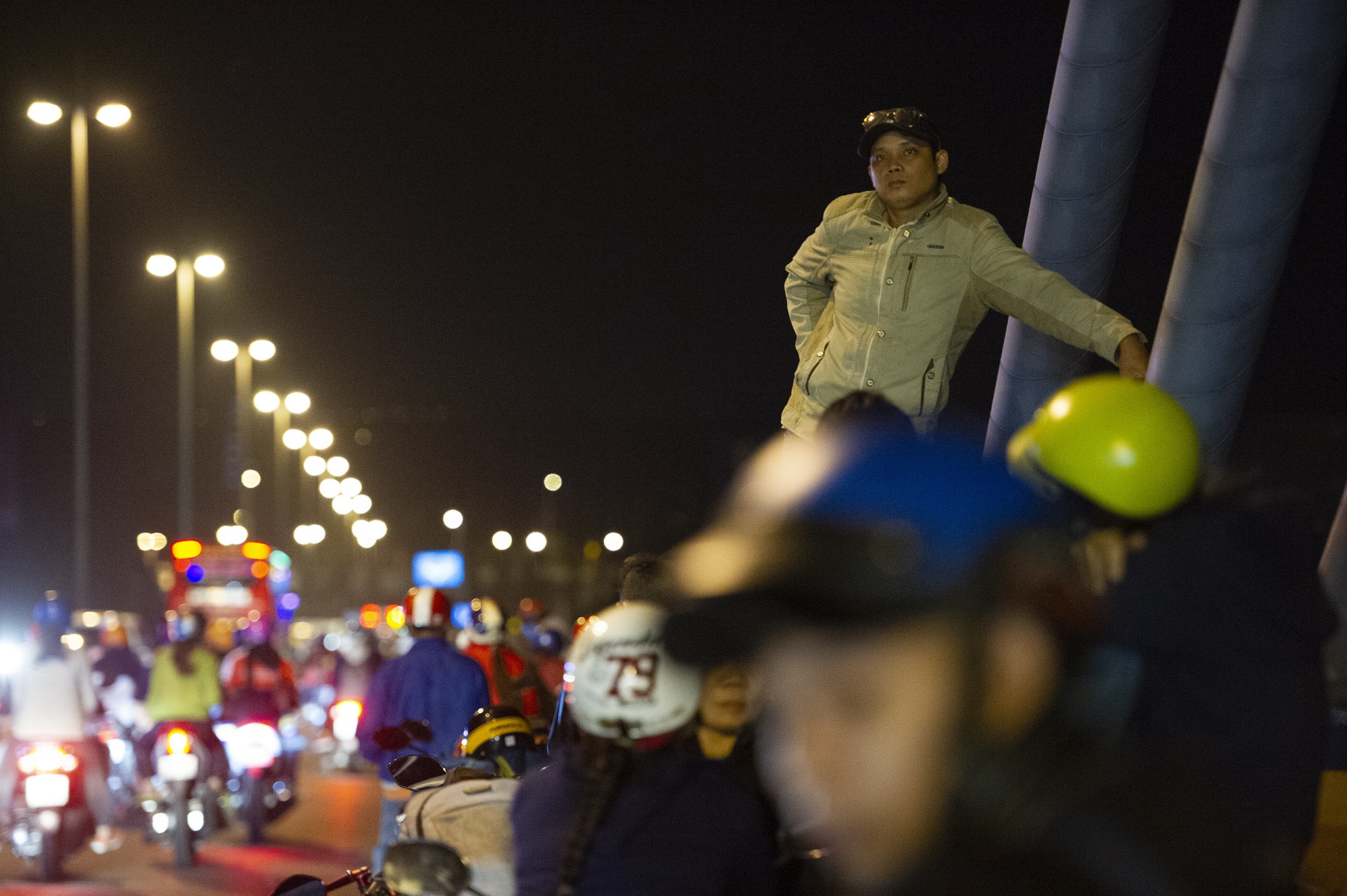 Người miền Tây về quê dừng ở cầu Mỹ Thuận nghỉ ngơi,  cho trẻ bú ảnh 6 Nguoi mien Tay ve que dung o cau My Thuan nghi ngoi,  cho tre bu anh 6