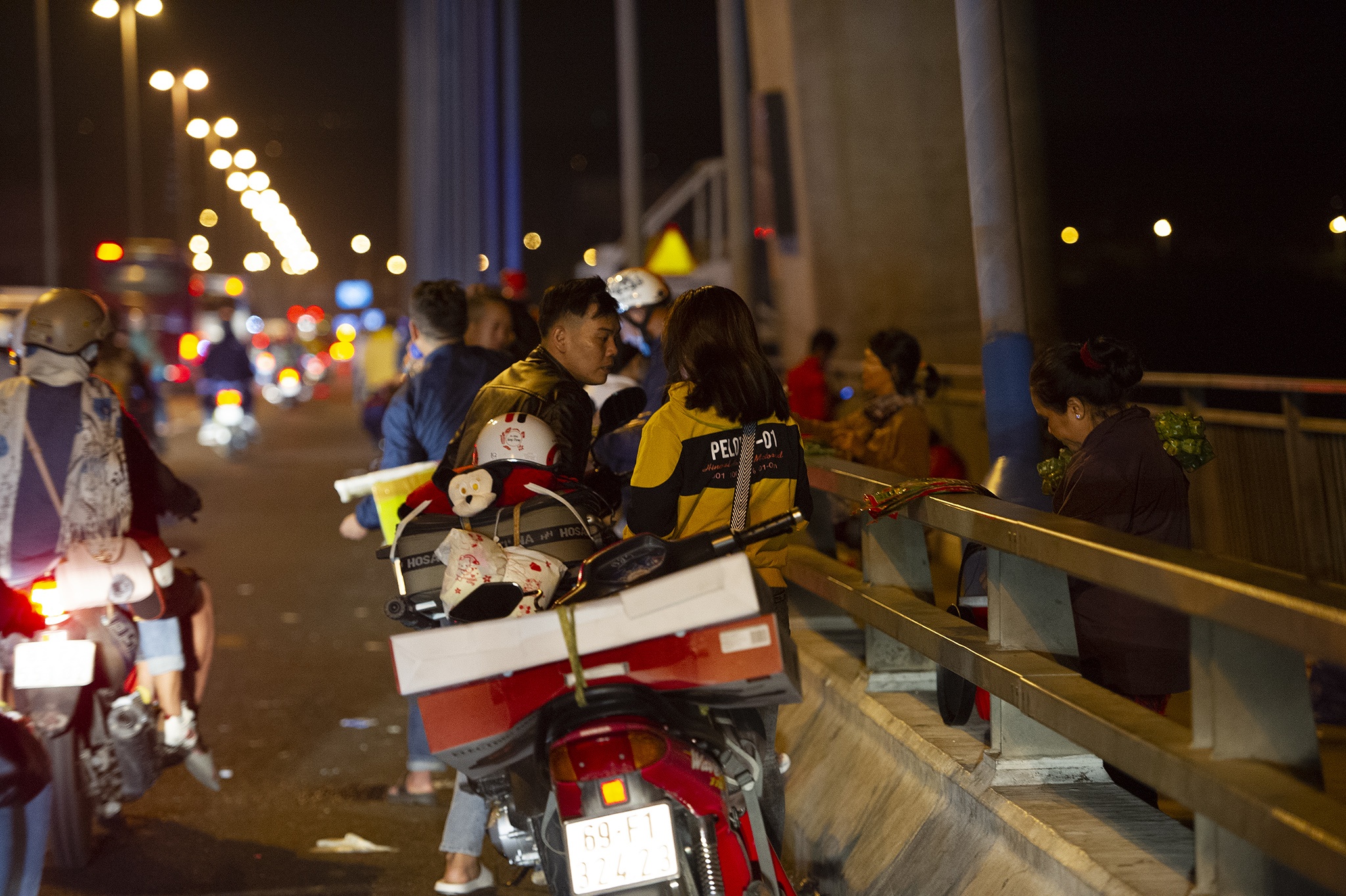 Người miền Tây về quê dừng ở cầu Mỹ Thuận nghỉ ngơi,  cho trẻ bú ảnh 9 Nguoi mien Tay ve que dung o cau My Thuan nghi ngoi,  cho tre bu anh 9