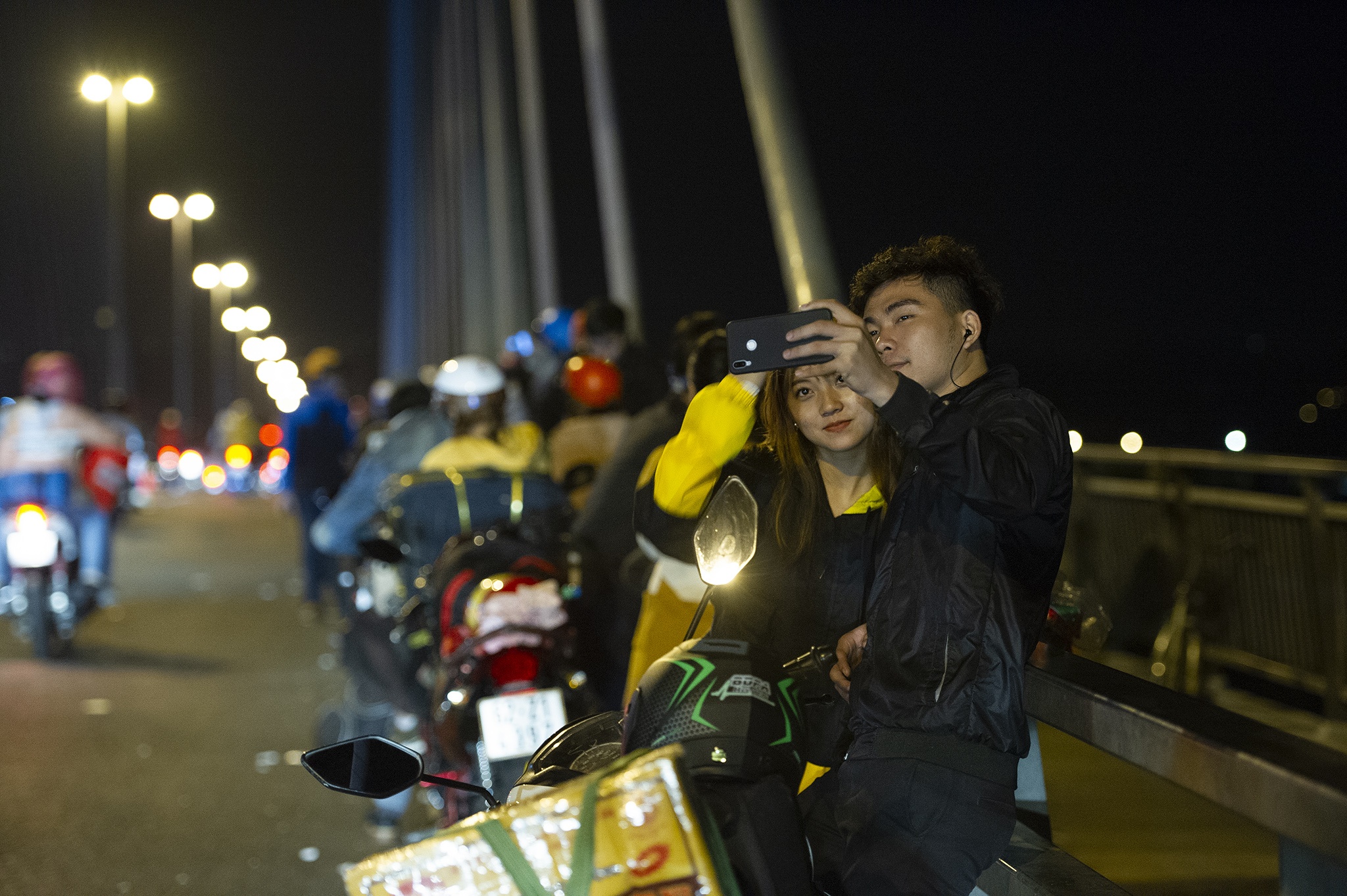 Người miền Tây về quê dừng ở cầu Mỹ Thuận nghỉ ngơi,  cho trẻ bú ảnh 1 Nguoi mien Tay ve que dung o cau My Thuan nghi ngoi,  cho tre bu anh 1