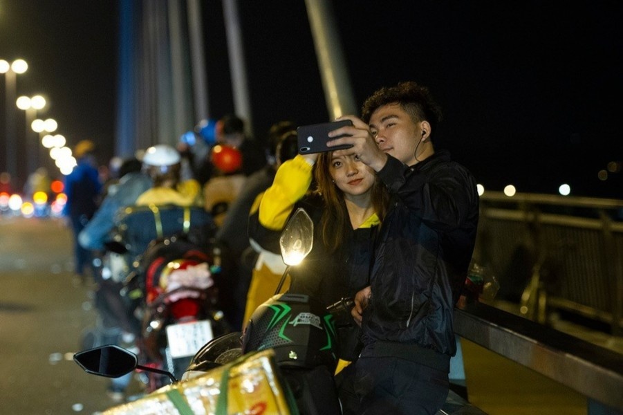 Nguoi mien Tay ve an Tet dung o cau My Thuan chup anh, ngam canh dem hinh anh