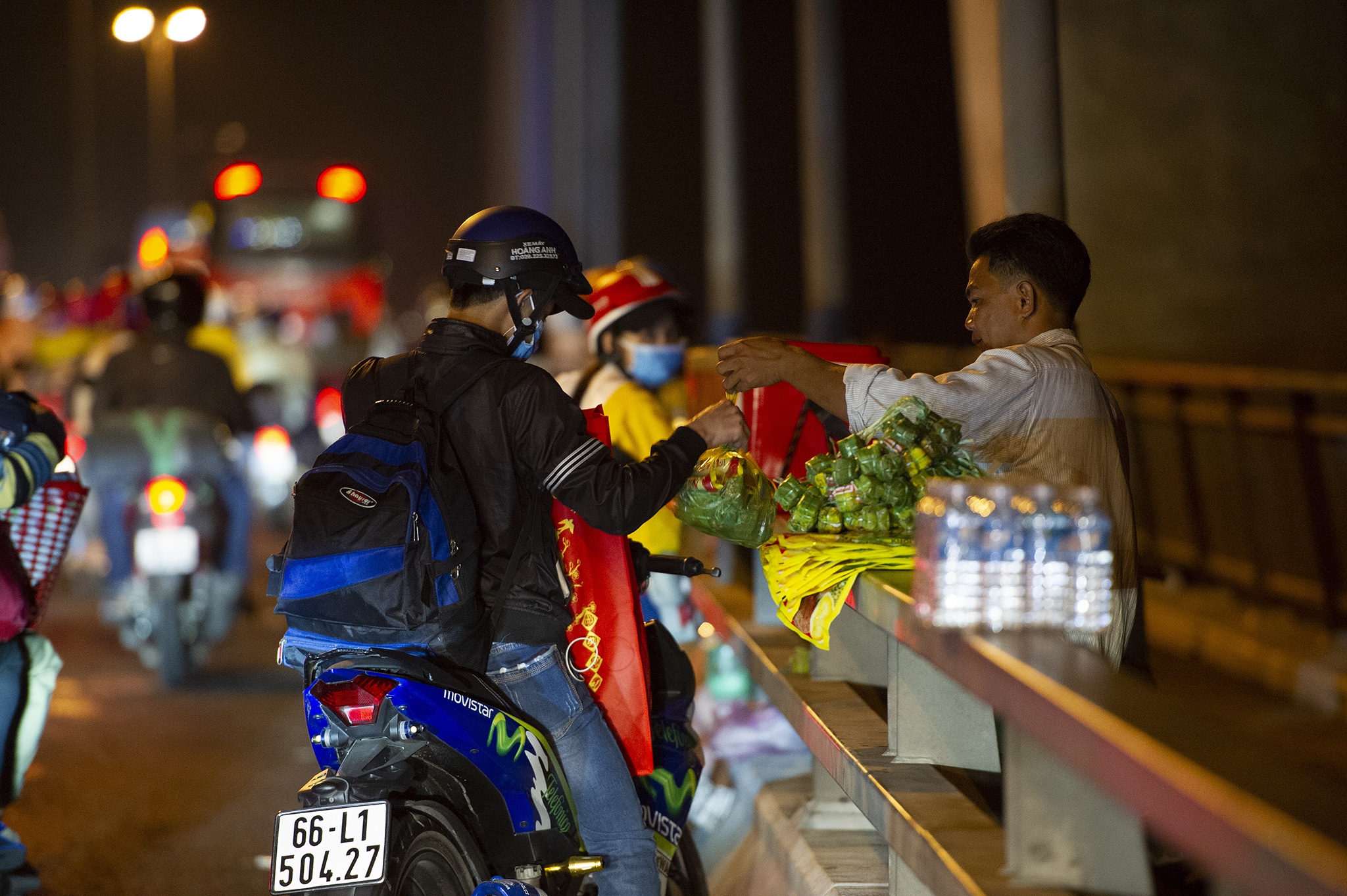 Người miền Tây về quê dừng ở cầu Mỹ Thuận nghỉ ngơi,  cho trẻ bú ảnh 7 Nguoi mien Tay ve que dung o cau My Thuan nghi ngoi,  cho tre bu anh 7