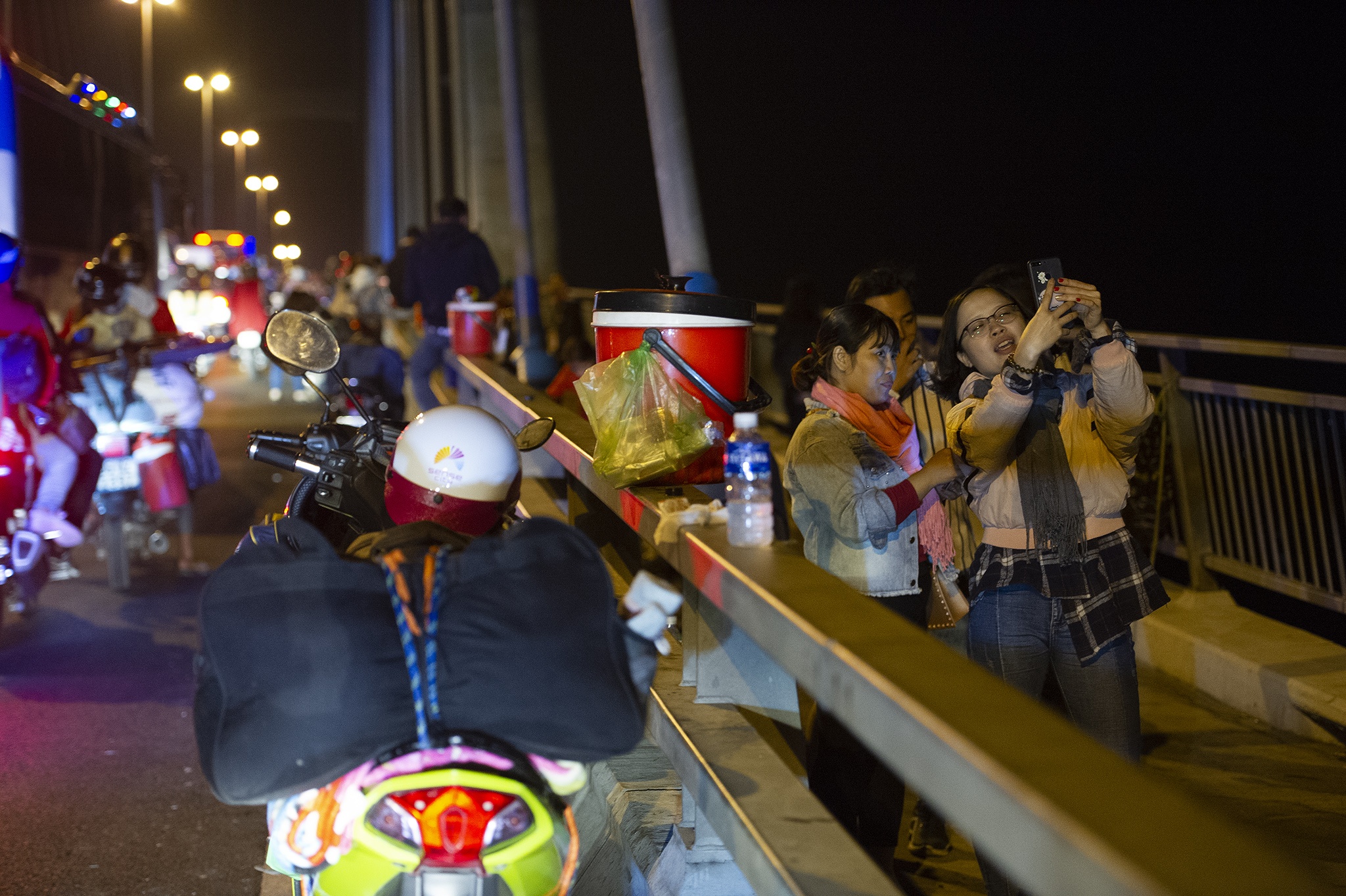 Người miền Tây về quê dừng ở cầu Mỹ Thuận nghỉ ngơi,  cho trẻ bú ảnh 5 Nguoi mien Tay ve que dung o cau My Thuan nghi ngoi,  cho tre bu anh 5