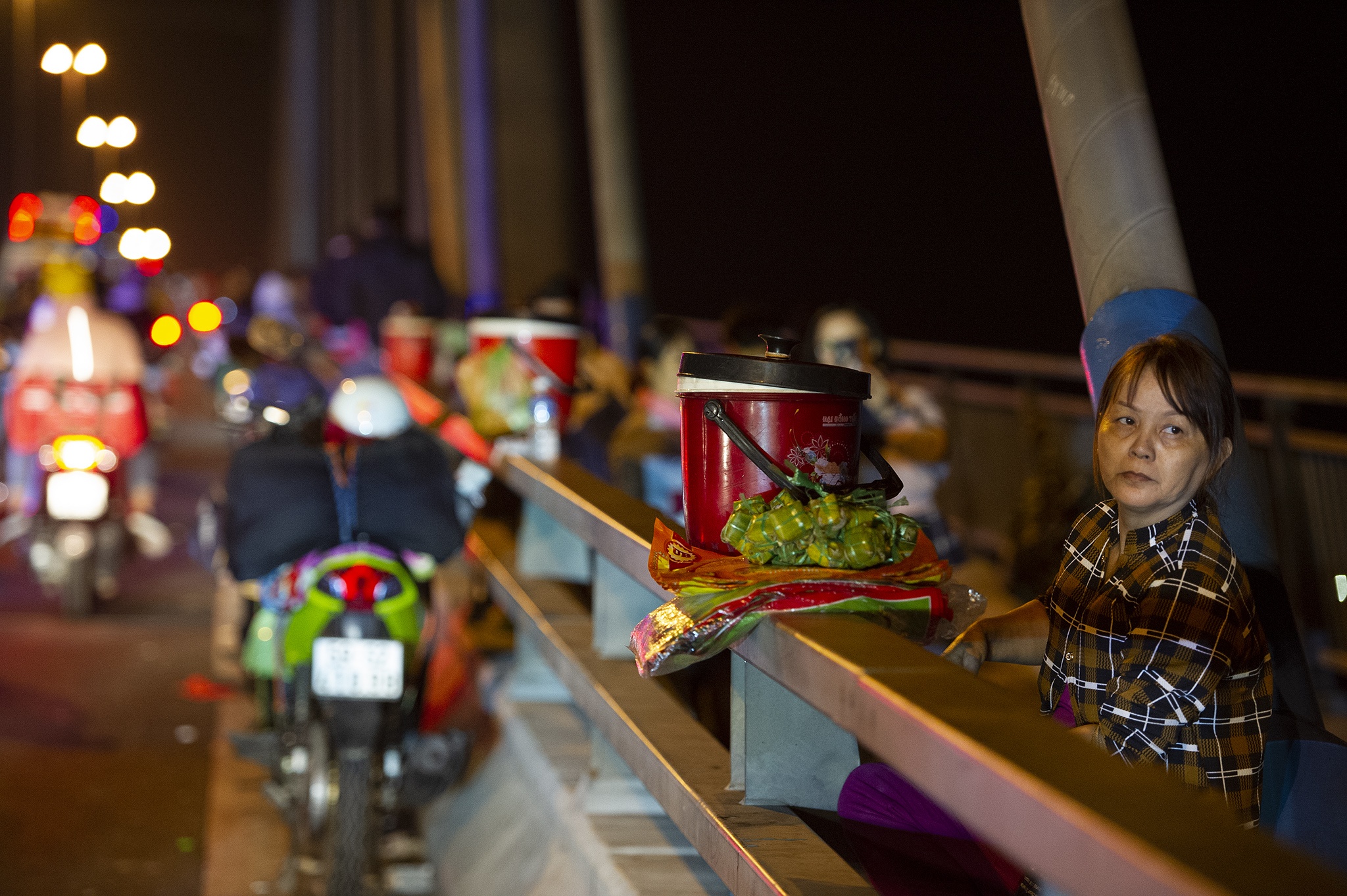 Người miền Tây về quê dừng ở cầu Mỹ Thuận nghỉ ngơi,  cho trẻ bú ảnh 8 Nguoi mien Tay ve que dung o cau My Thuan nghi ngoi,  cho tre bu anh 8