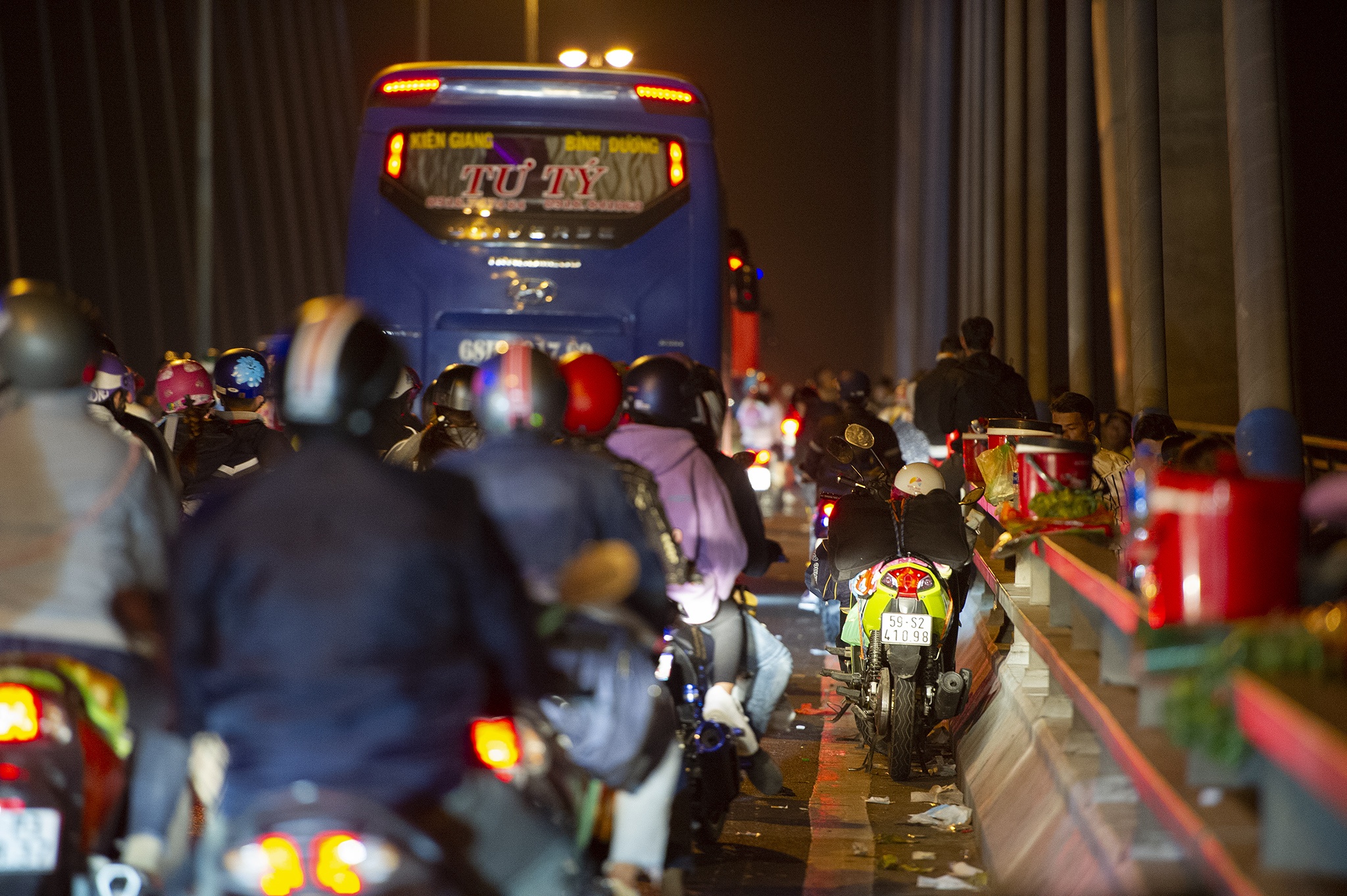 Người miền Tây về quê dừng ở cầu Mỹ Thuận nghỉ ngơi,  cho trẻ bú ảnh 10 Nguoi mien Tay ve que dung o cau My Thuan nghi ngoi,  cho tre bu anh 10