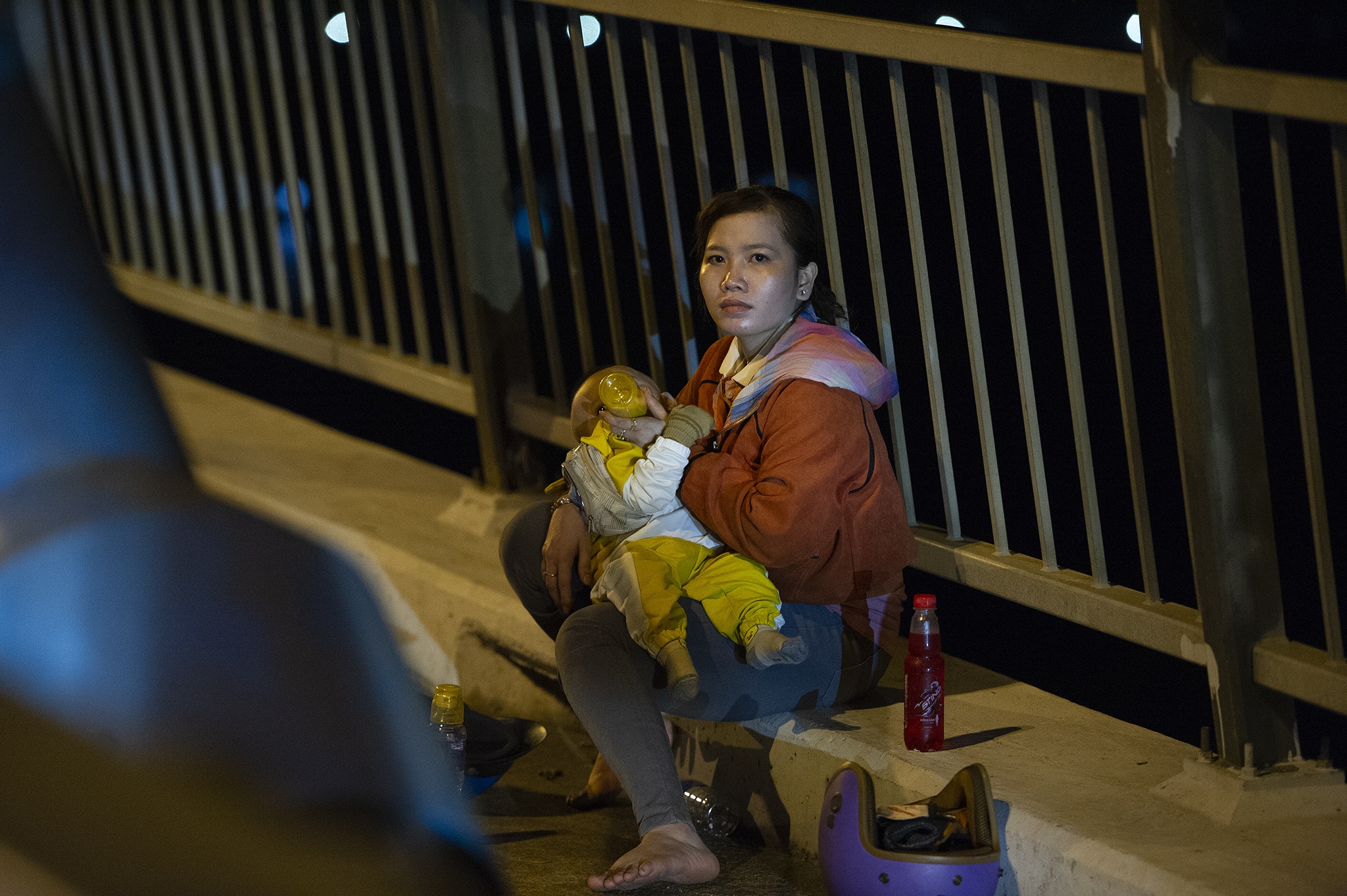 Người miền Tây về quê dừng ở cầu Mỹ Thuận nghỉ ngơi,  cho trẻ bú ảnh 2 Nguoi mien Tay ve que dung o cau My Thuan nghi ngoi,  cho tre bu anh 2