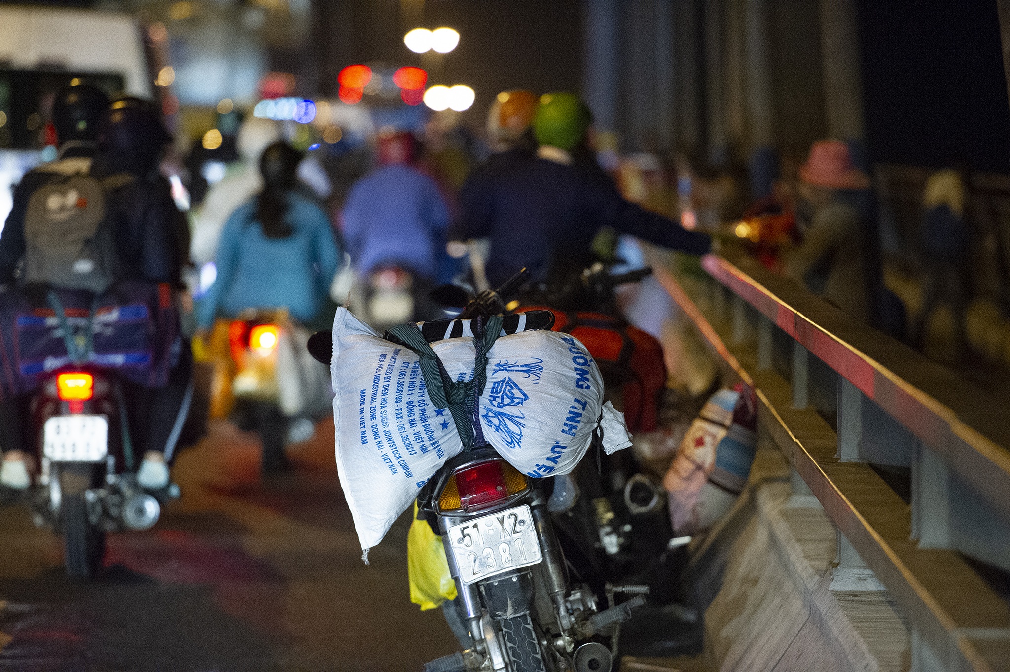 Người miền Tây về quê dừng ở cầu Mỹ Thuận nghỉ ngơi,  cho trẻ bú ảnh 3 Nguoi mien Tay ve que dung o cau My Thuan nghi ngoi,  cho tre bu anh 3