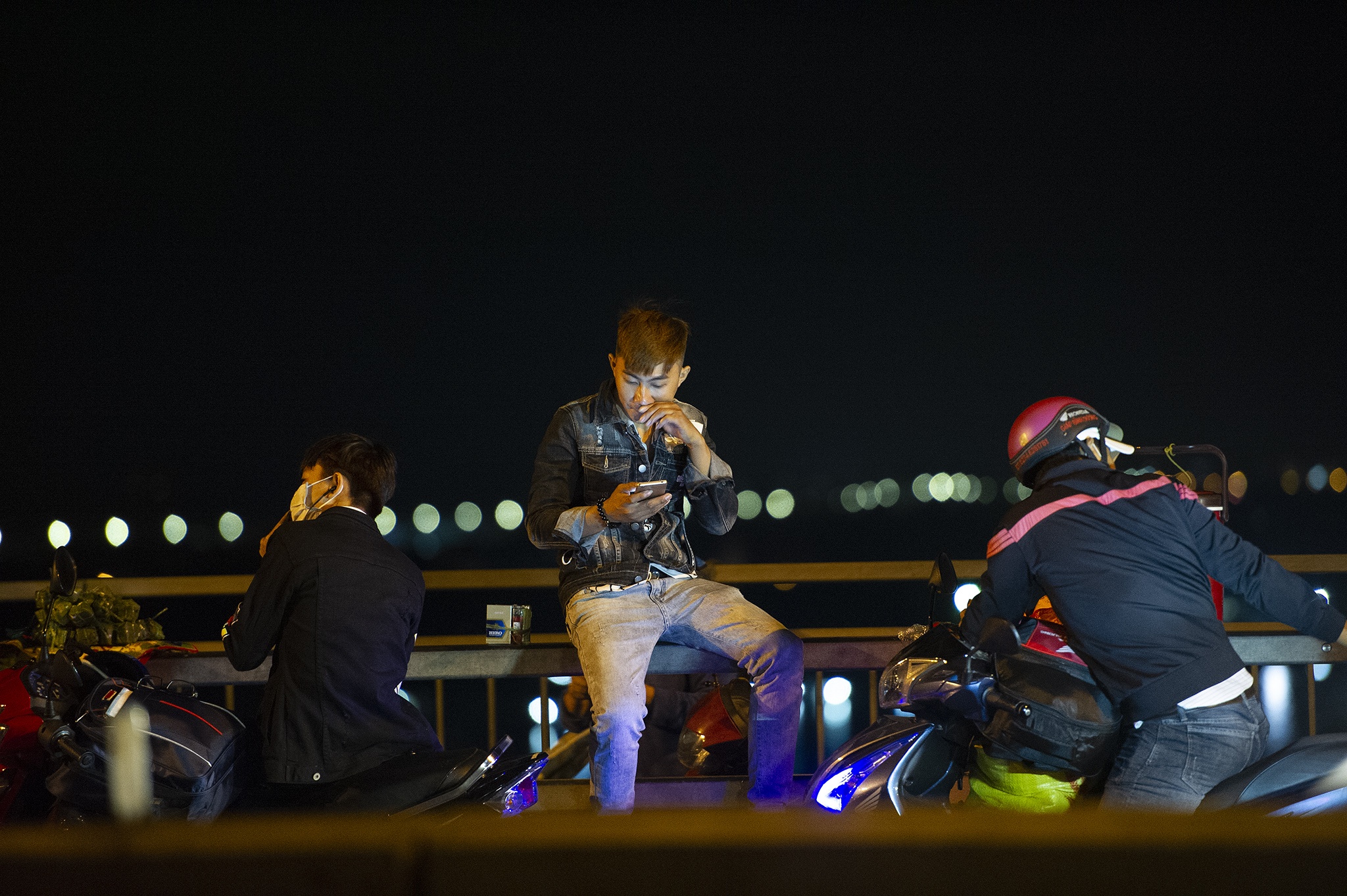 Người miền Tây về quê dừng ở cầu Mỹ Thuận nghỉ ngơi,  cho trẻ bú ảnh 4 Nguoi mien Tay ve que dung o cau My Thuan nghi ngoi,  cho tre bu anh 4