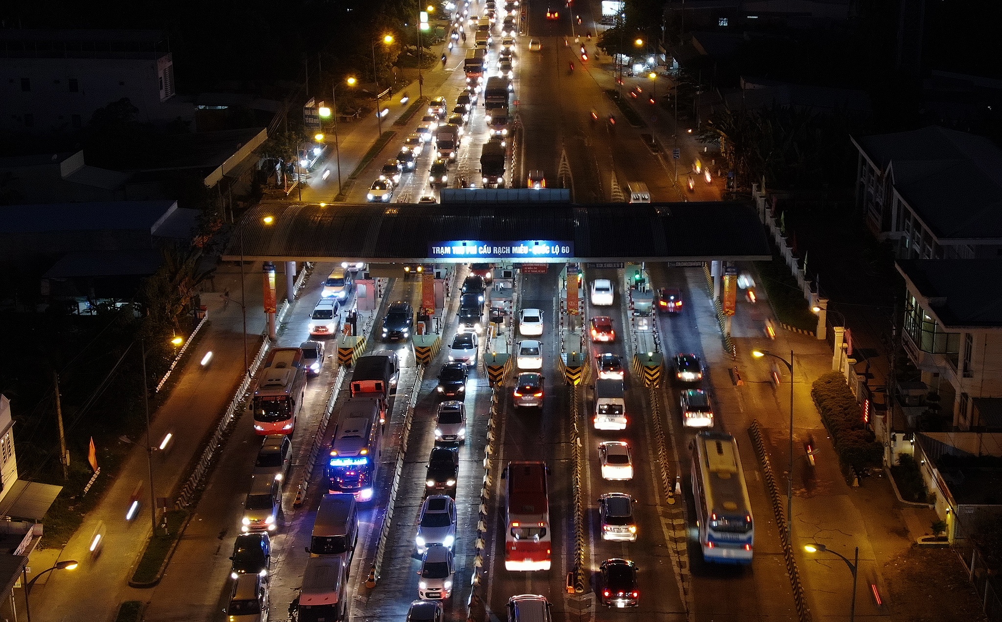 Duong tu mien Tay len TP.HCM ket cung chieu mung 4 Tet hinh anh