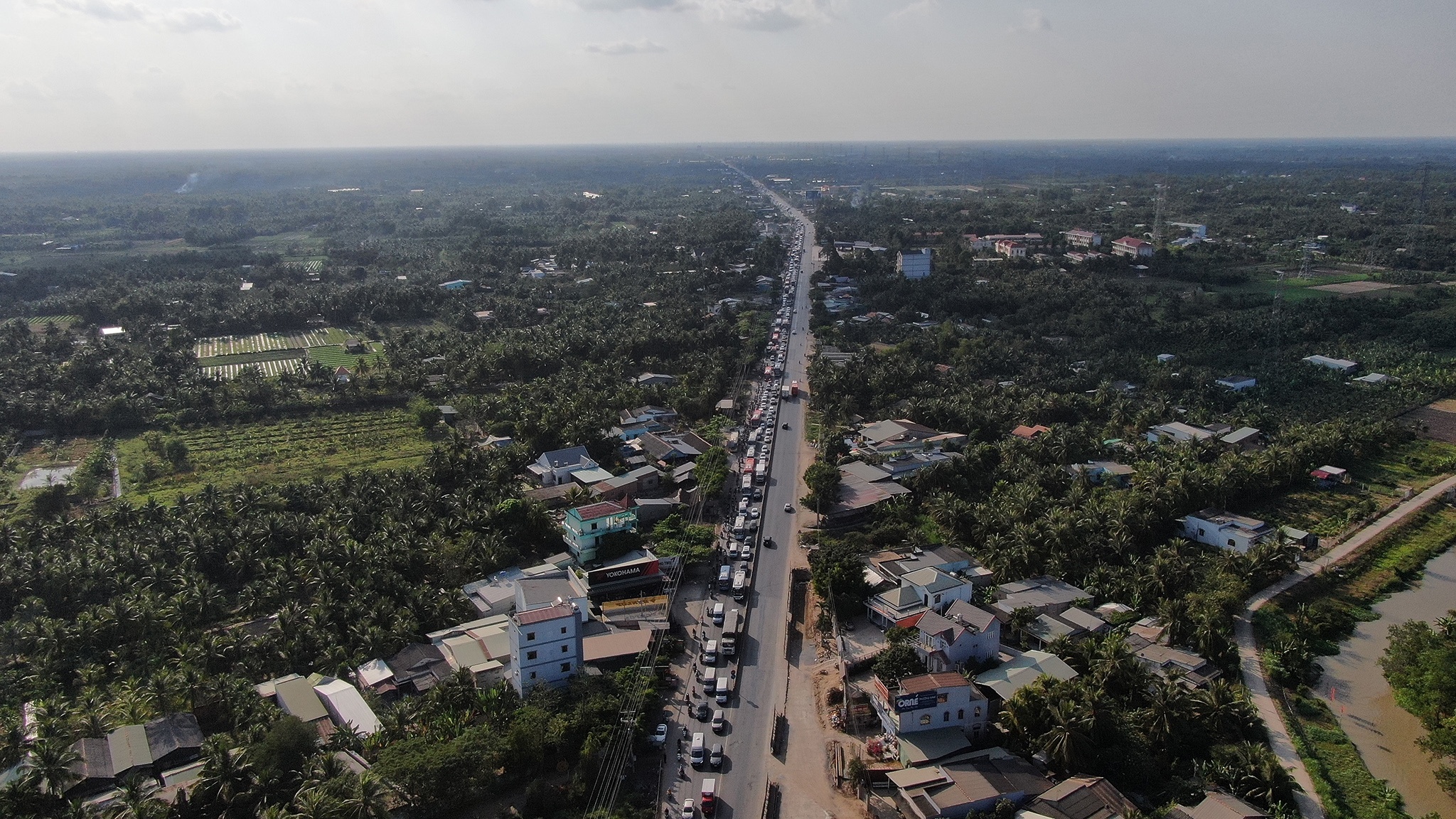 Ket cung tren quoc lo 1A chieu mung 5 Tet anh 6