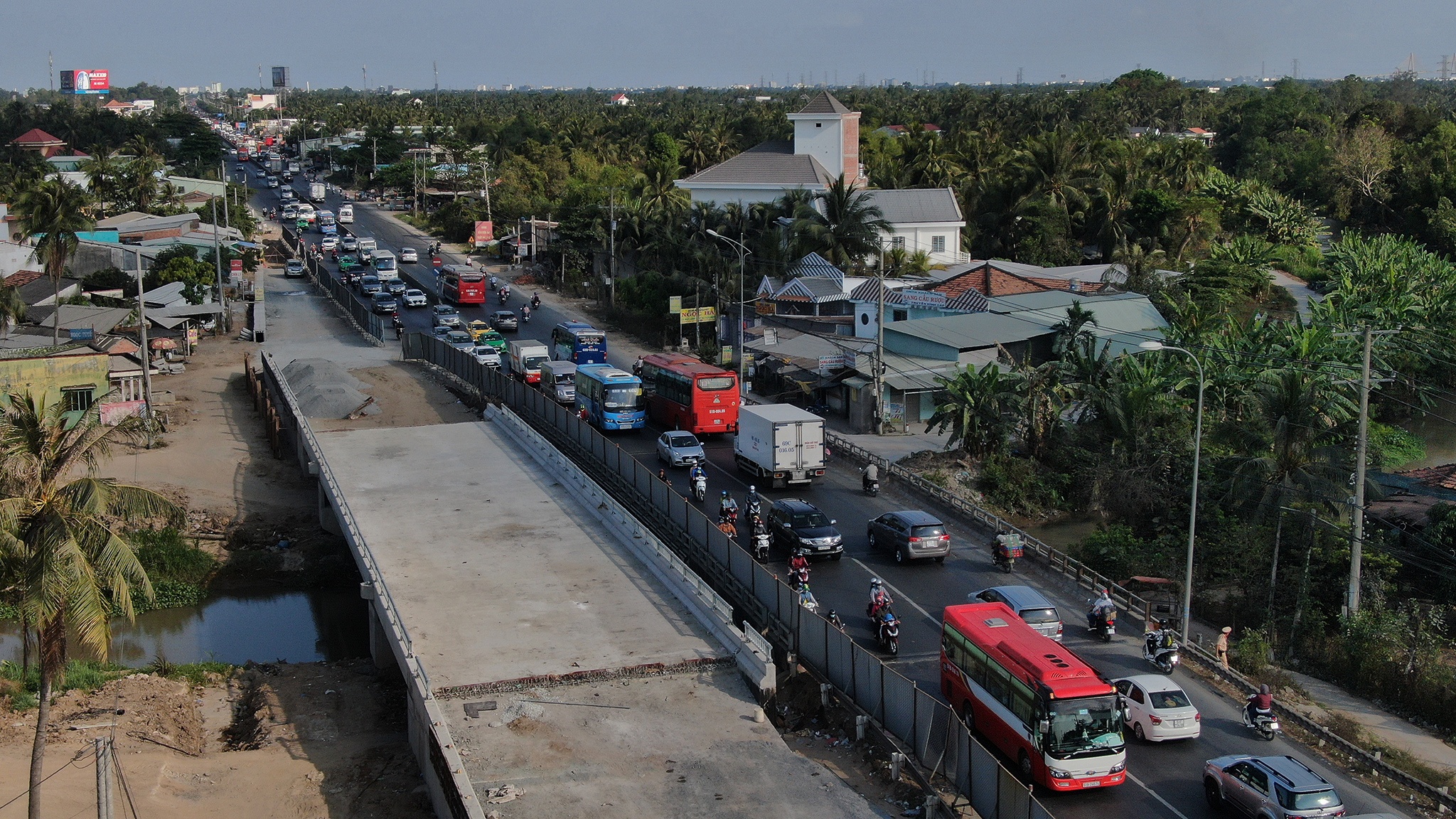 Ket cung tren quoc lo 1A chieu mung 5 Tet anh 3