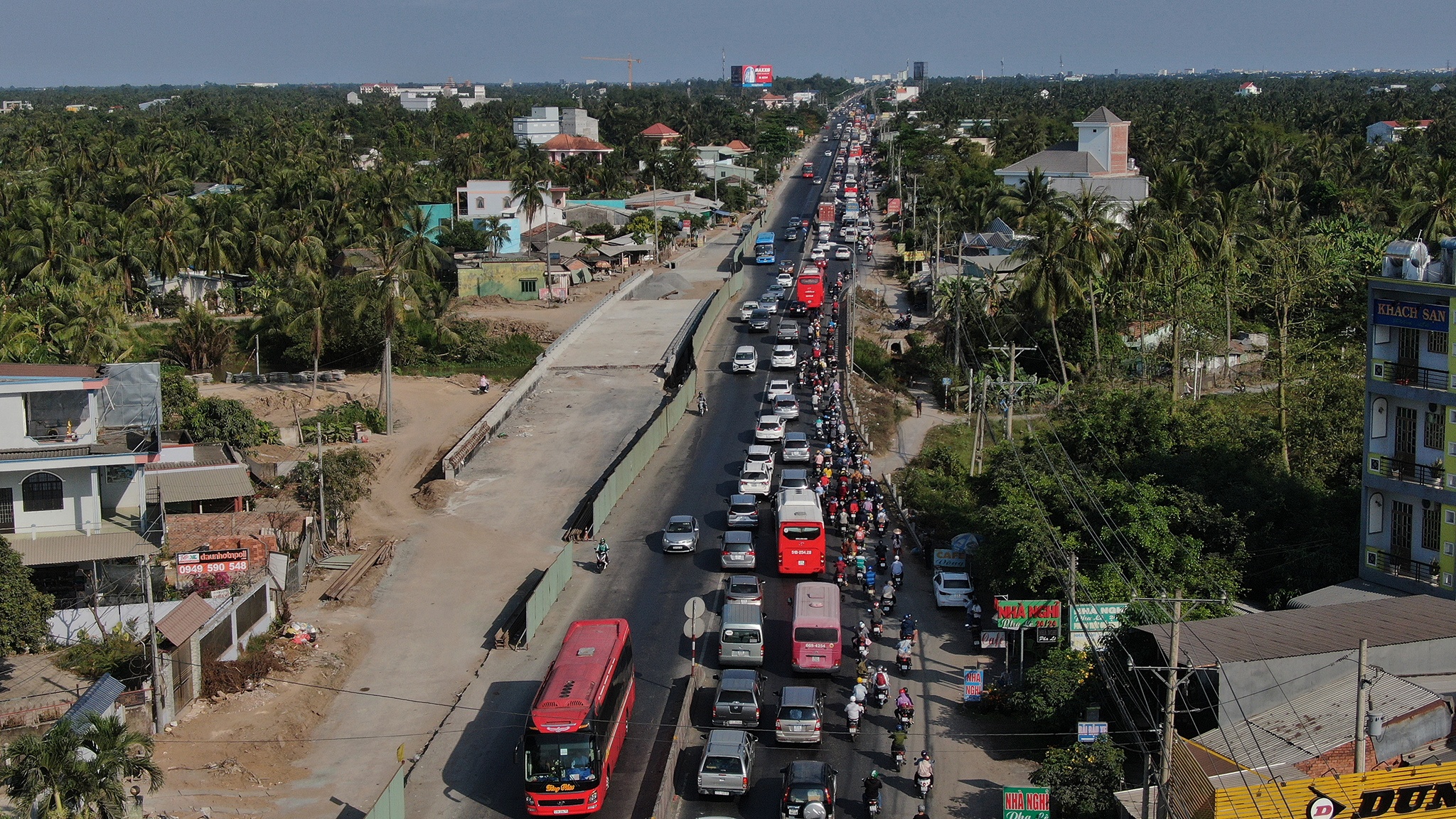 Ket cung tren quoc lo 1A chieu mung 5 Tet anh 2