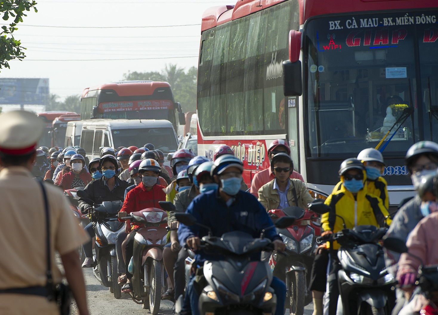 Nguoi mien Tay do ve TP.HCM sau Tet, quoc lo 1 ket cung hinh anh