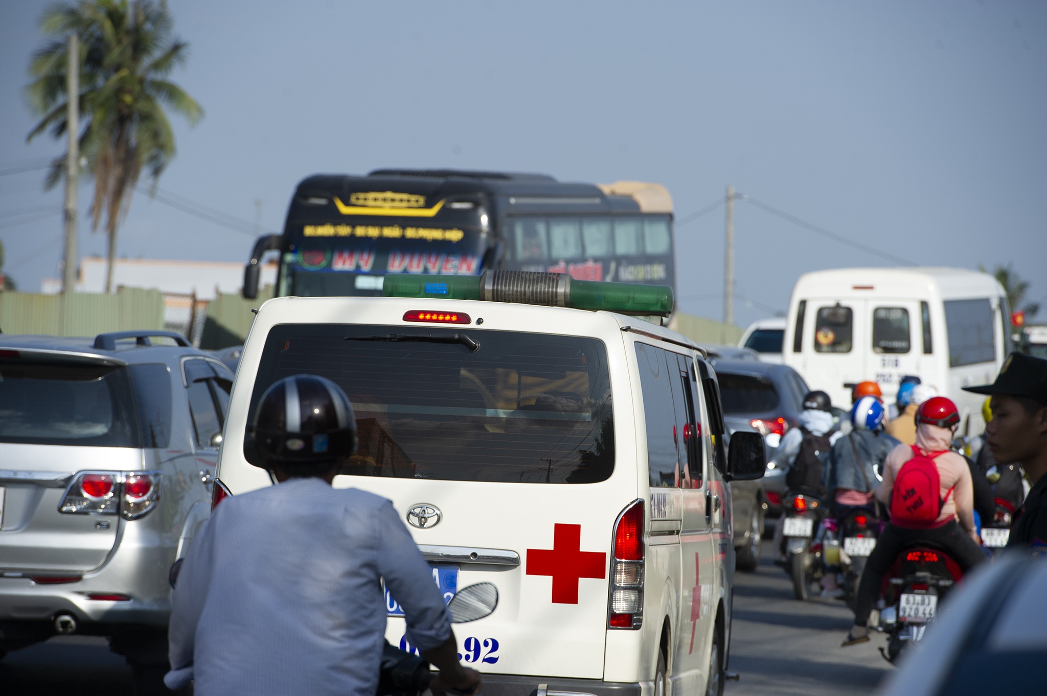 Ket cung tren quoc lo 1A chieu mung 5 Tet anh 8