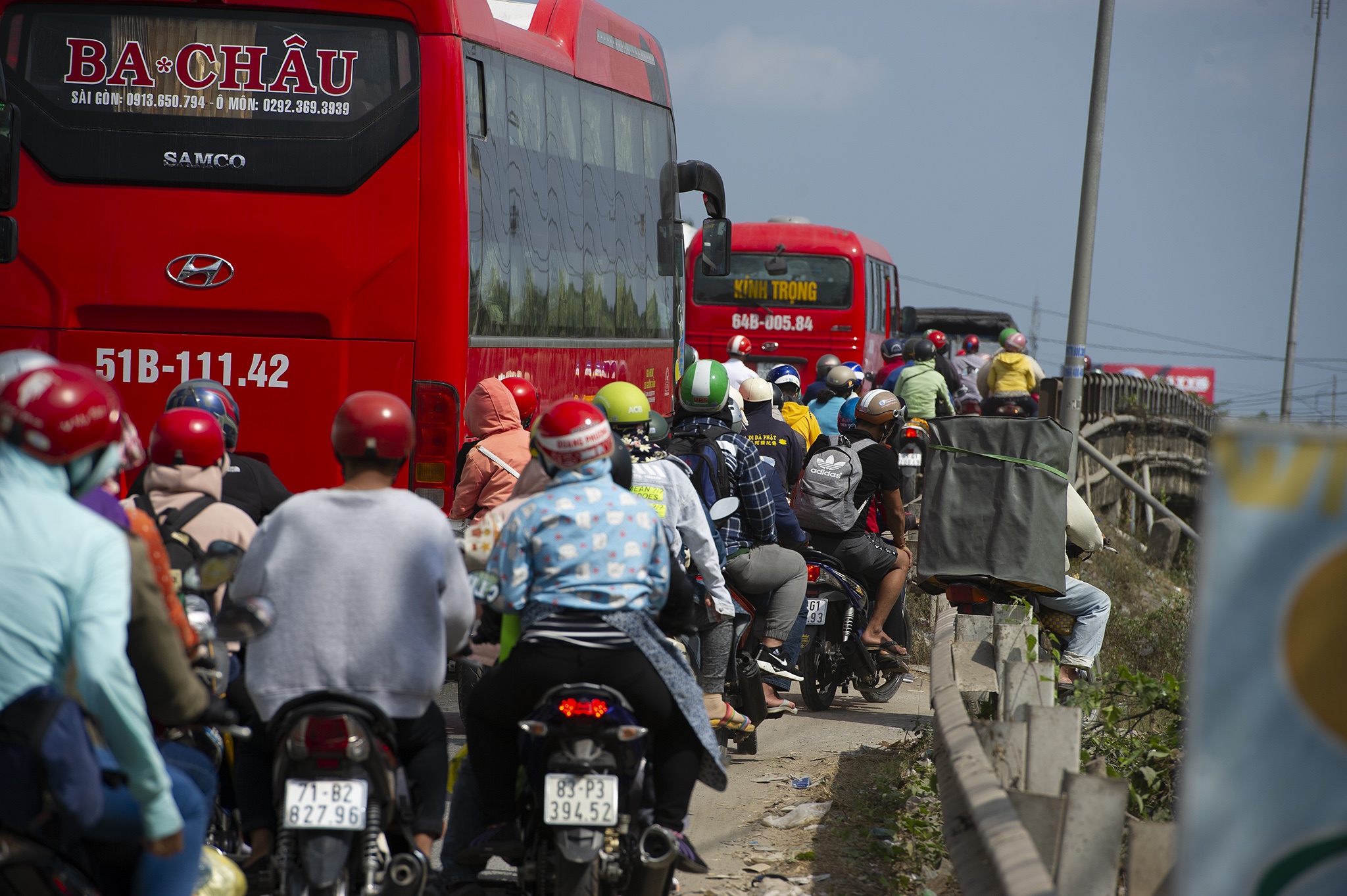 Ket cung tren quoc lo 1A chieu mung 5 Tet anh 1