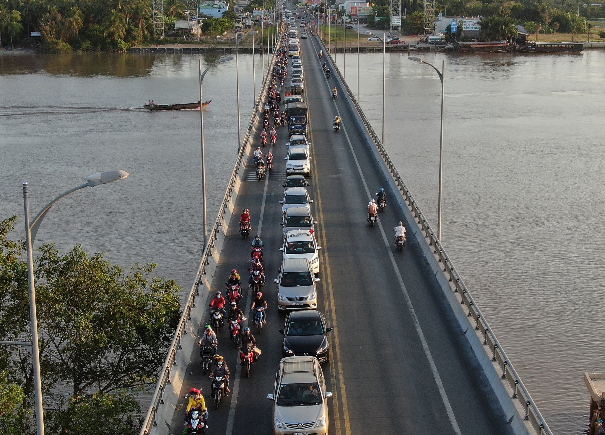 Ket cung tren cau Rach Mieu chieu mung 5 Tet anh 2