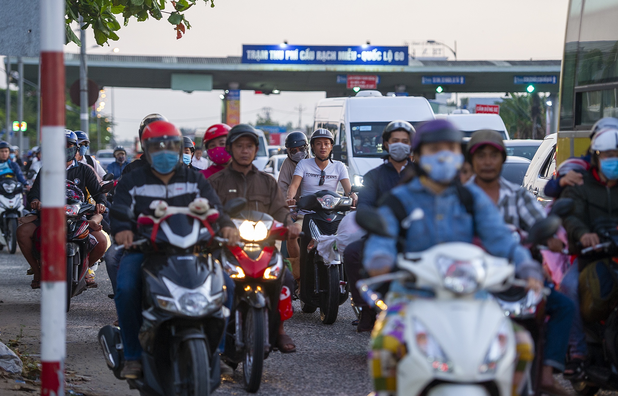 Ket cung tren cau Rach Mieu chieu mung 5 Tet anh 9
