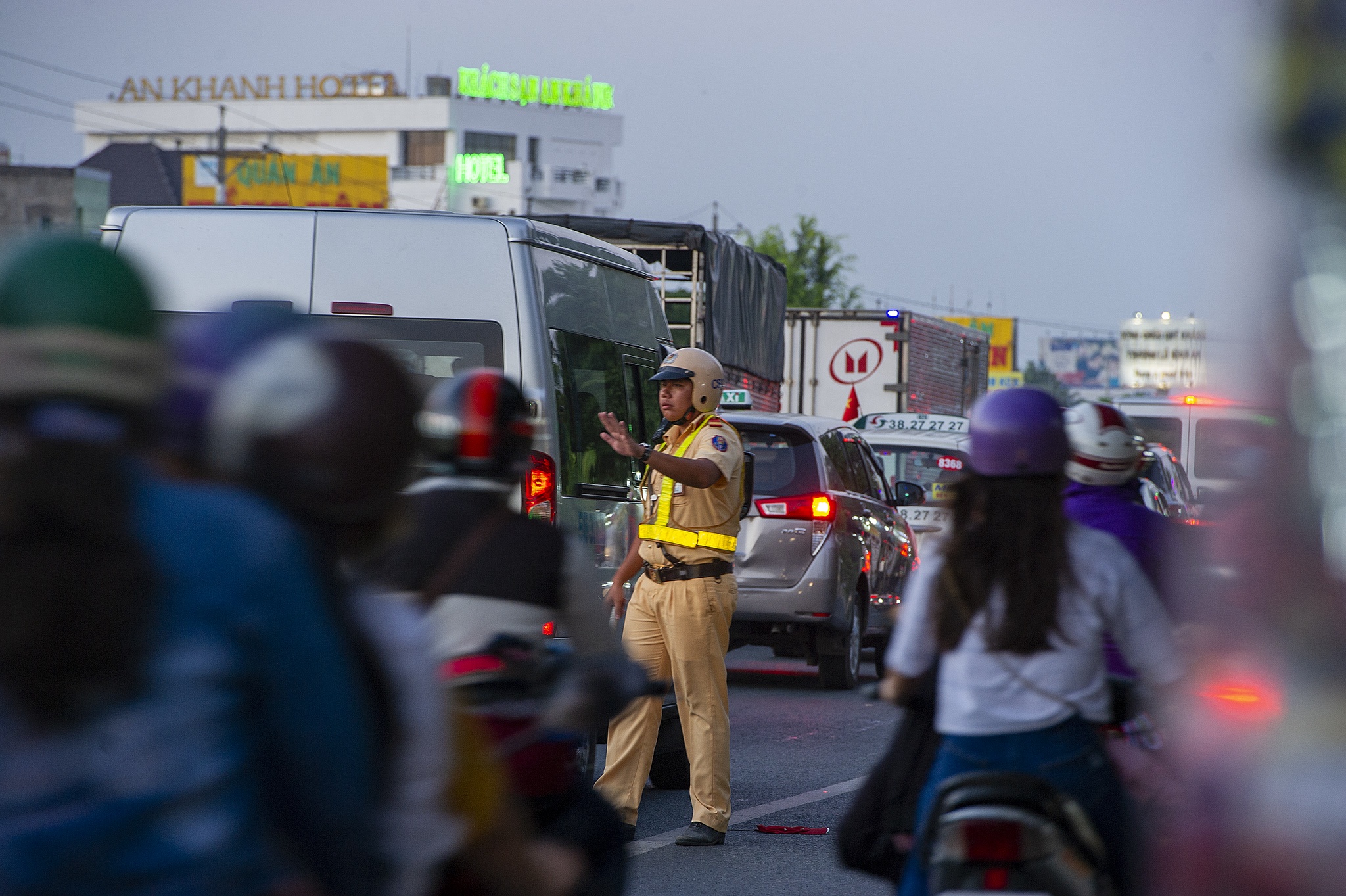 Xa tram thu phi, cau Rach Mieu van ket cung xe do ve TP.HCM sau Tet hinh anh