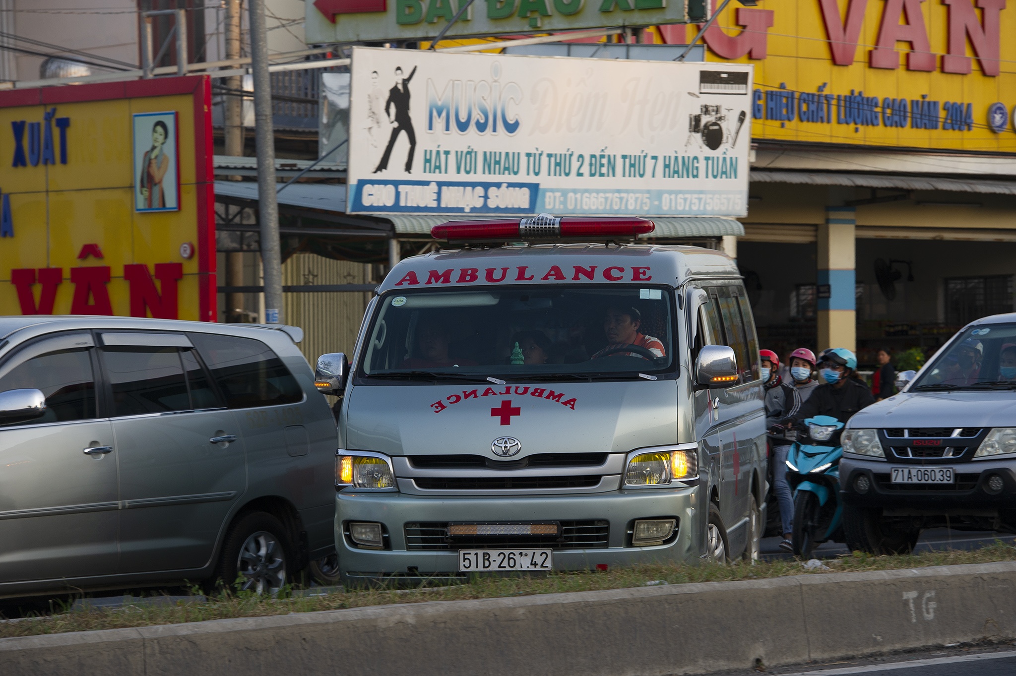 Ket cung tren cau Rach Mieu chieu mung 5 Tet anh 6