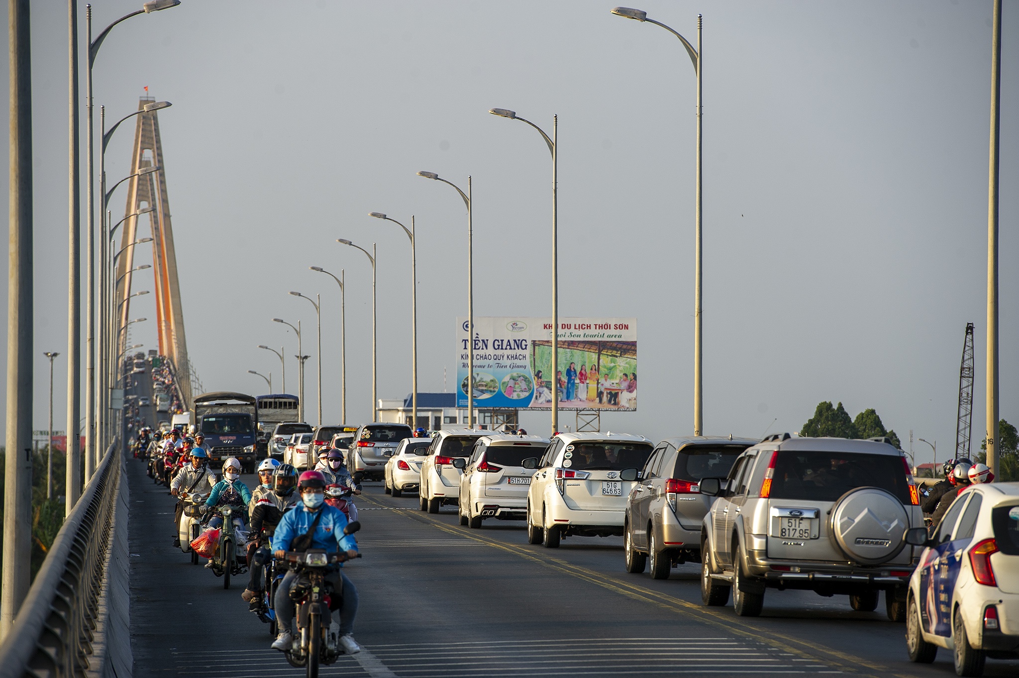 Ket cung tren cau Rach Mieu chieu mung 5 Tet anh 4