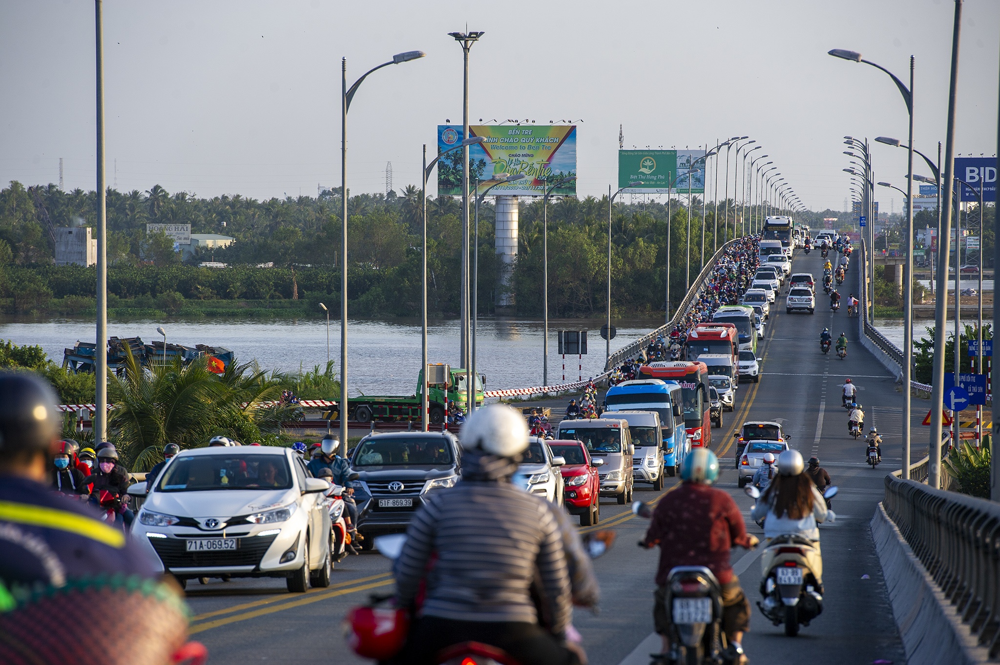 Ket cung tren cau Rach Mieu chieu mung 5 Tet anh 1