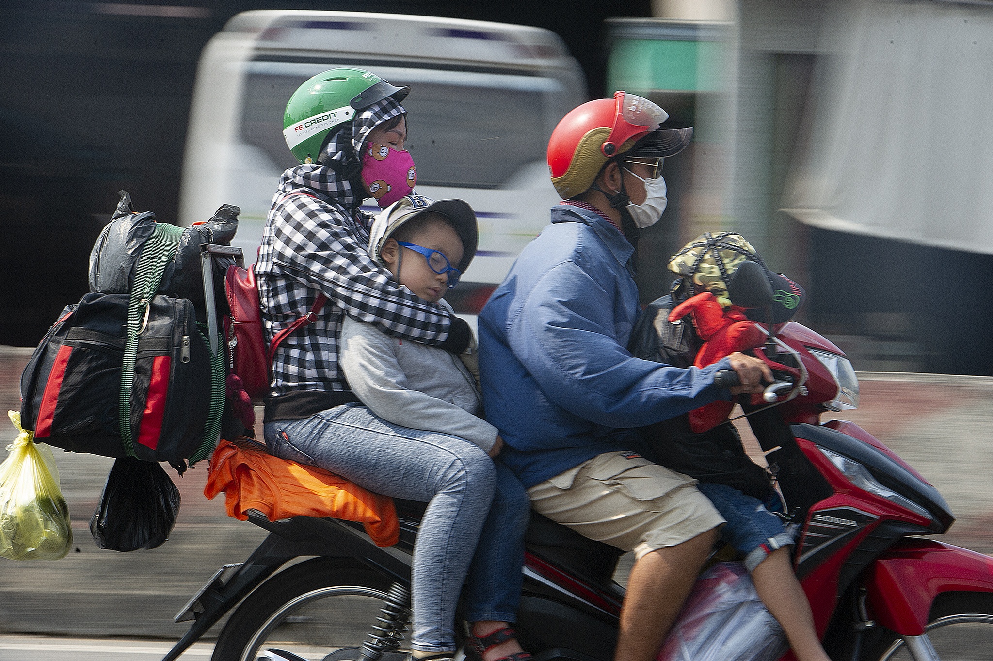 Nguoi mien Tay doi nang, ngu gat tren duong tro lai TP.HCM hinh anh