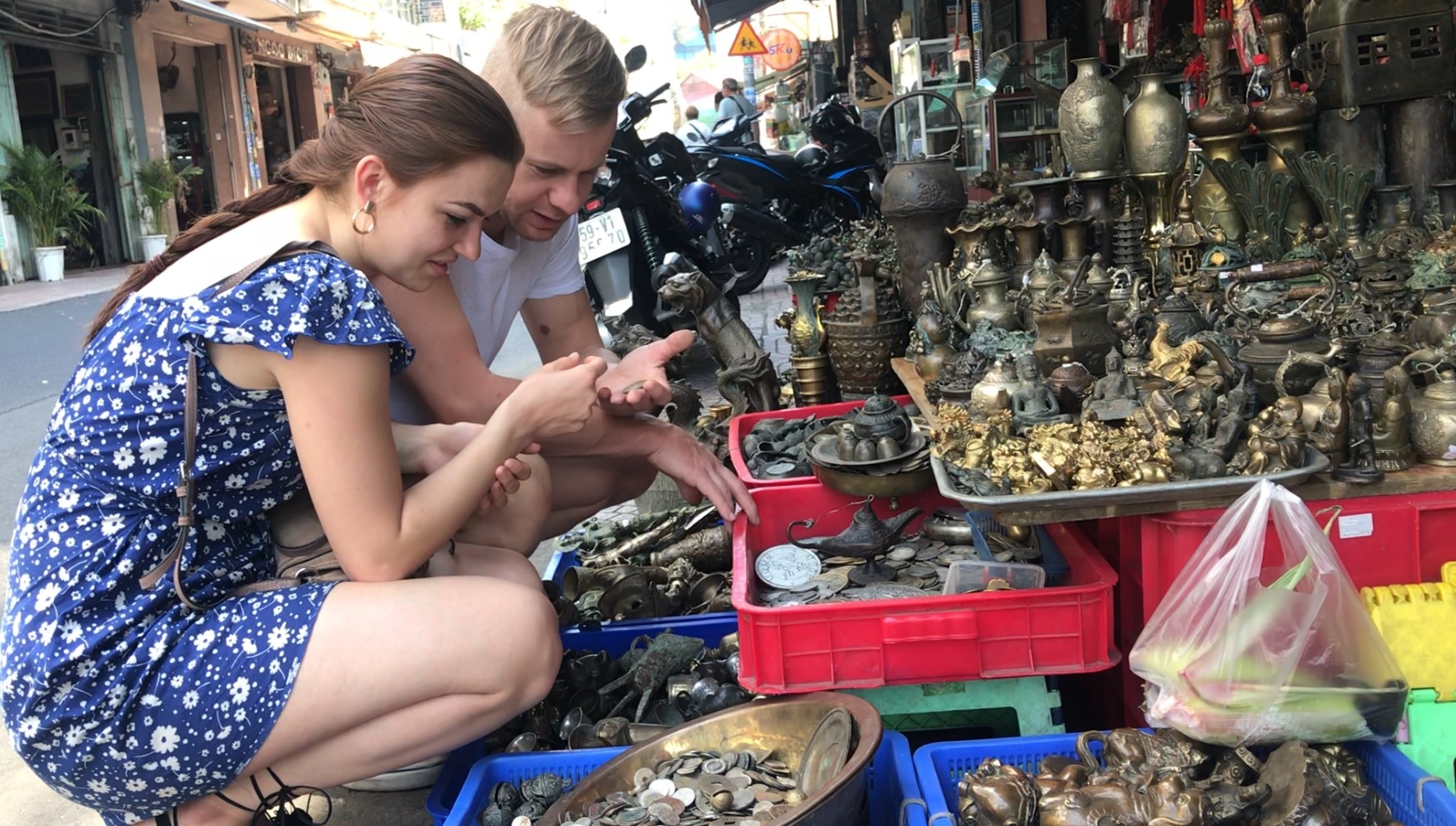 Khach Tay tham quan pho do co o trung tam TP.HCM hinh anh