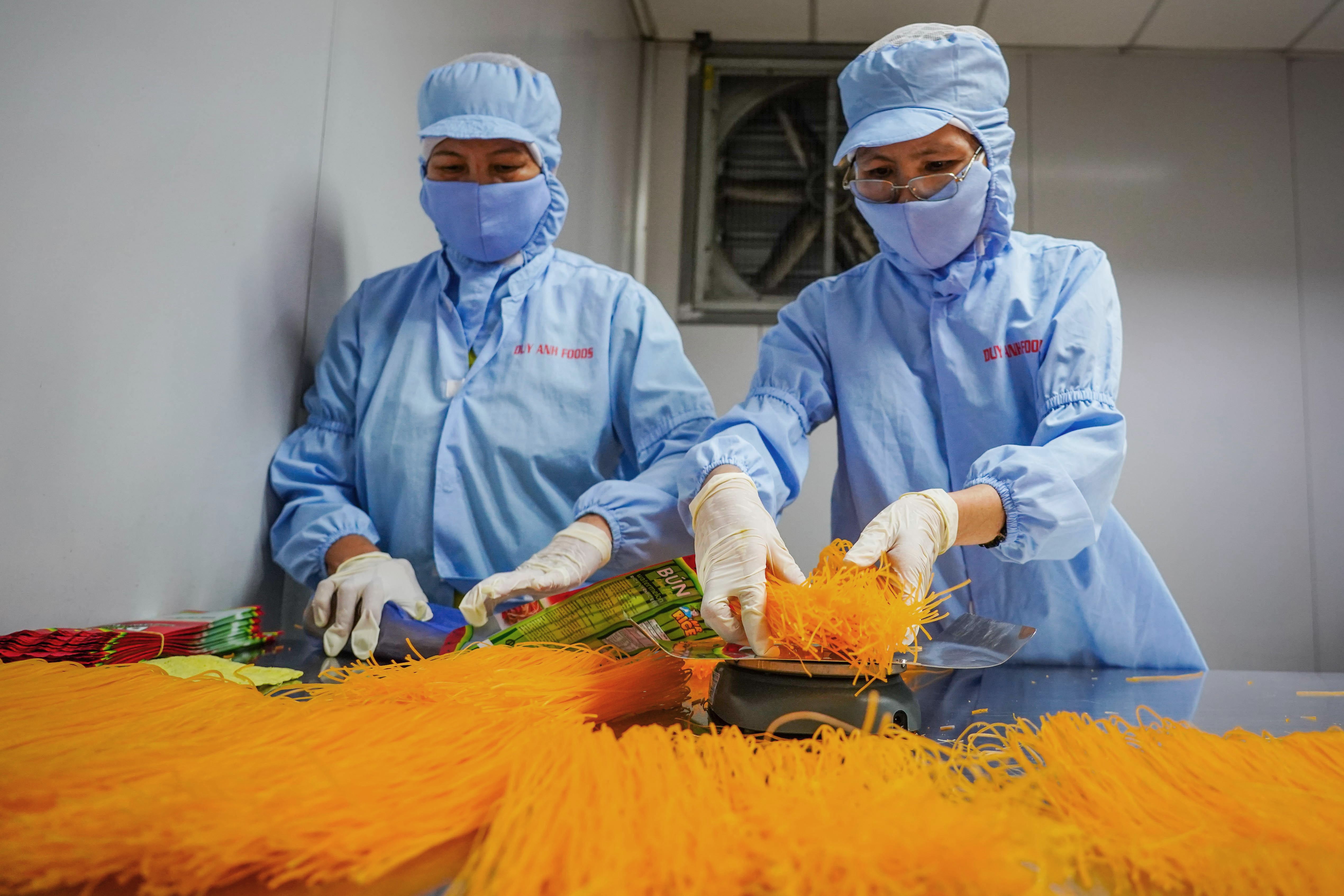 Bun dua hau,  banh trang thanh long xuat khau anh 1