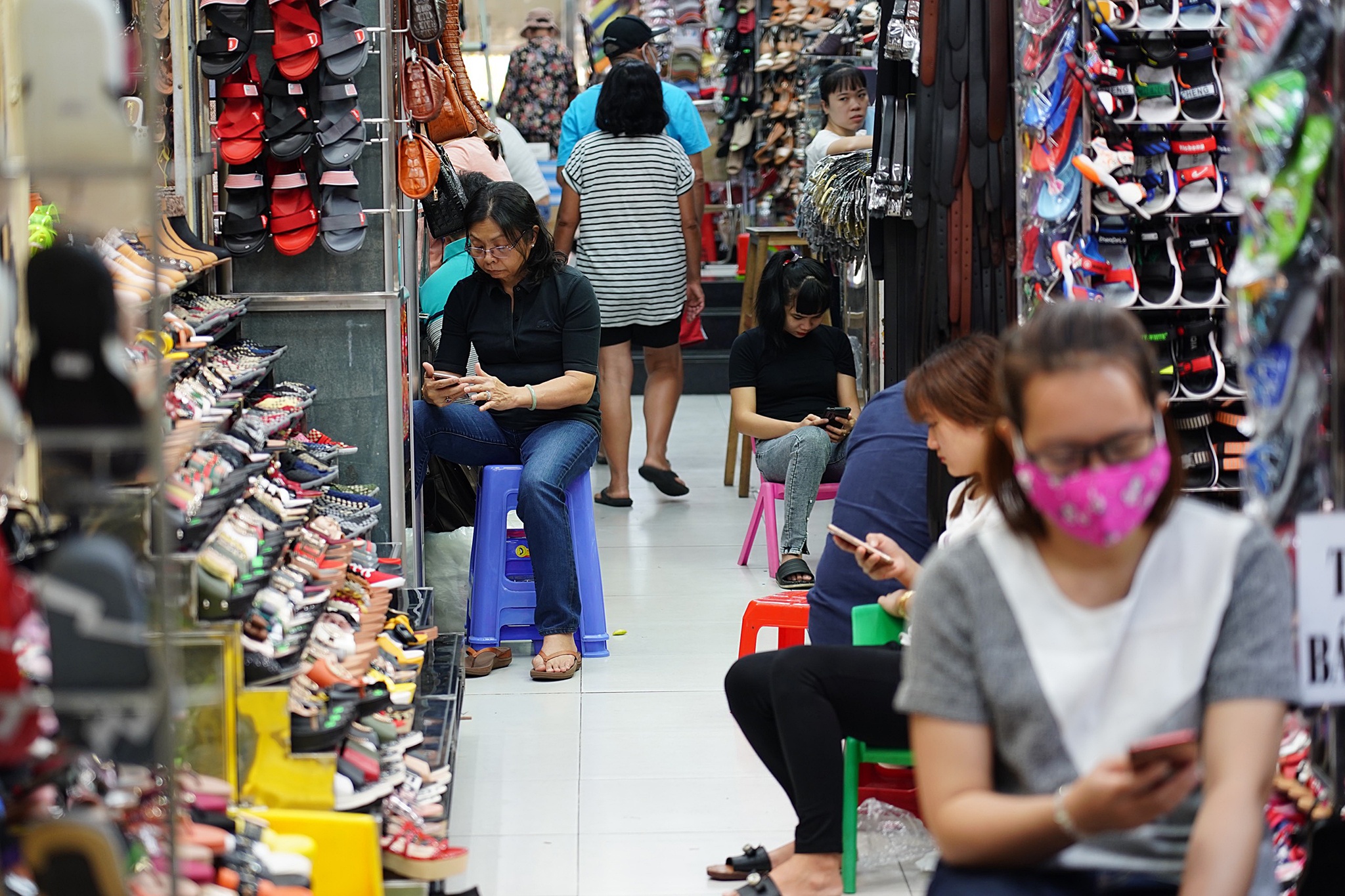 Cho An Dong giam 80% khach mua,  cho TP.HCM vang ve vi corona anh 4