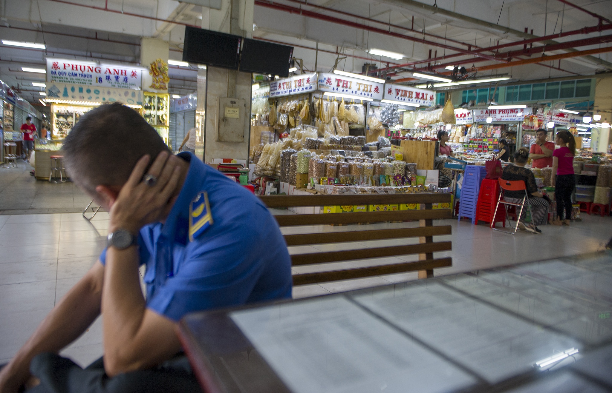 Cho An Dong giam 80% khach mua,  cho TP.HCM vang ve vi corona anh 3