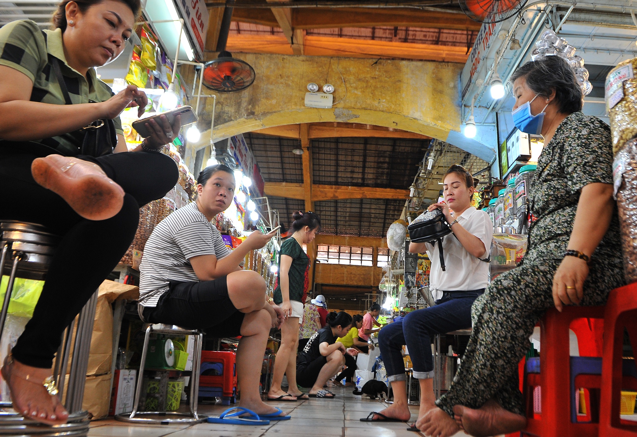 Tieu thuong cho Ben Thanh than e am,  cho Ben Thanh vang khach vi corona anh 2