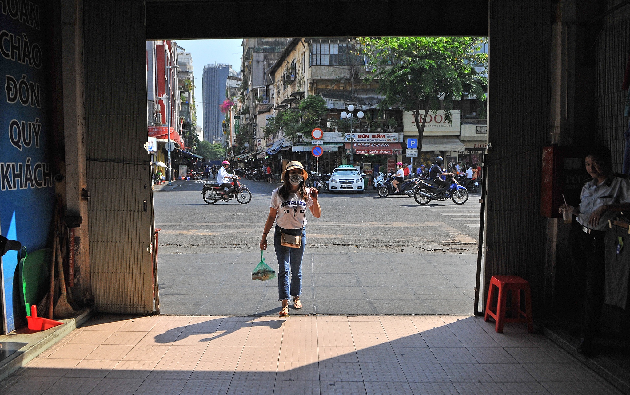 Tieu thuong cho Ben Thanh than e am,  cho Ben Thanh vang khach vi corona anh 9