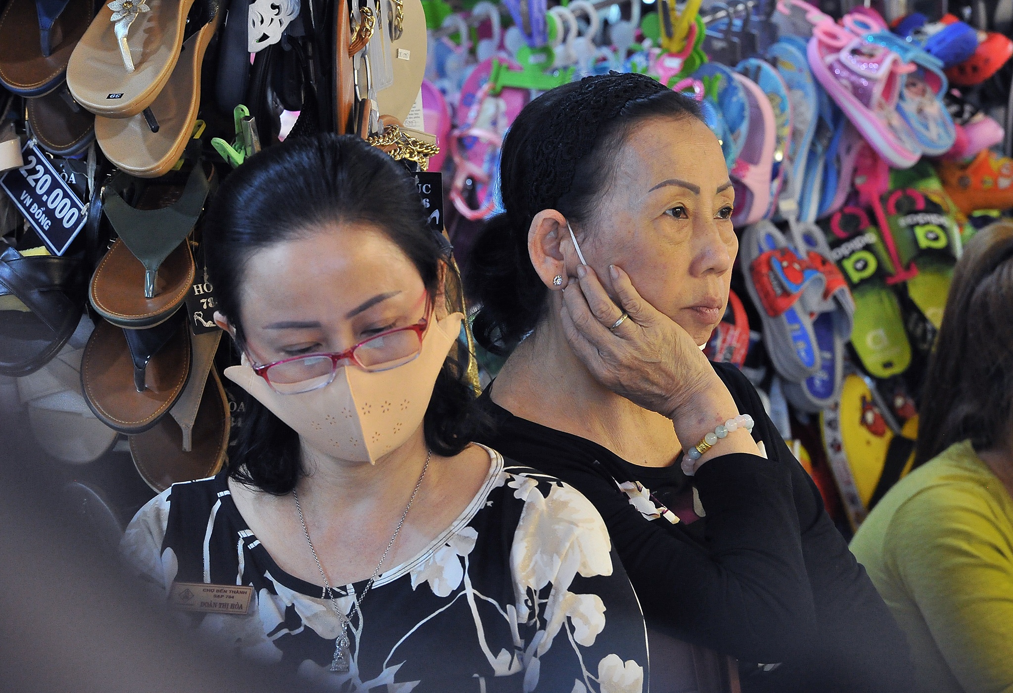 Tieu thuong cho Ben Thanh than e am,  cho Ben Thanh vang khach vi corona anh 4